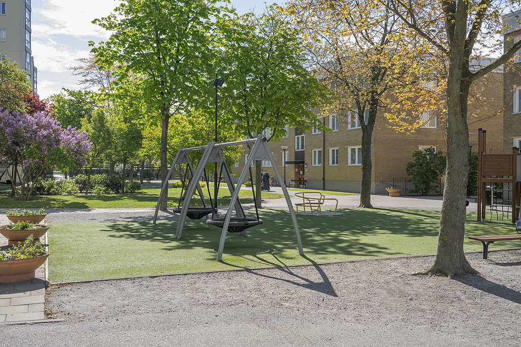 Sommarhalvåret är gården lummig, grön och välskött