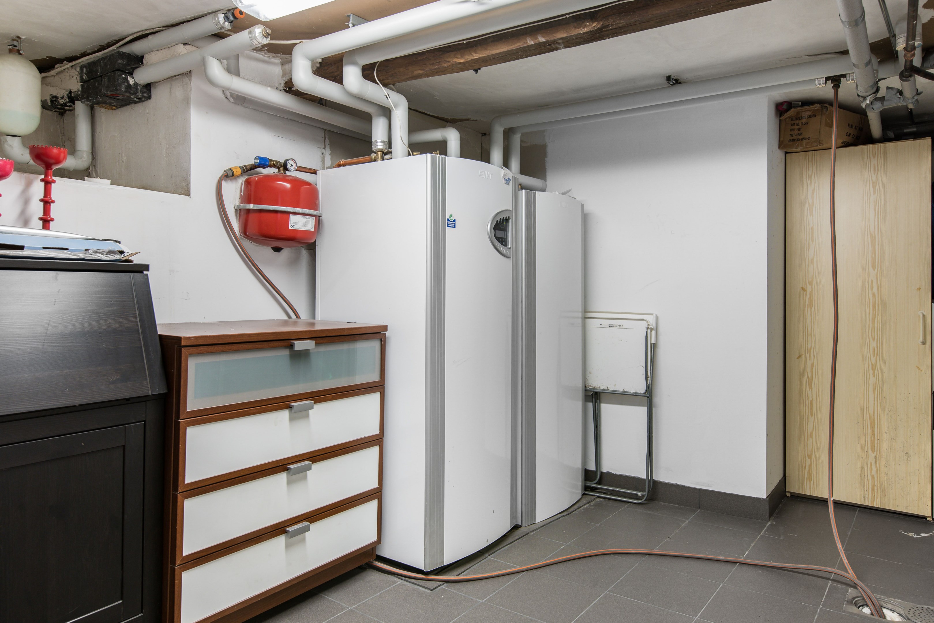 Värmepump, pannrum i källare.