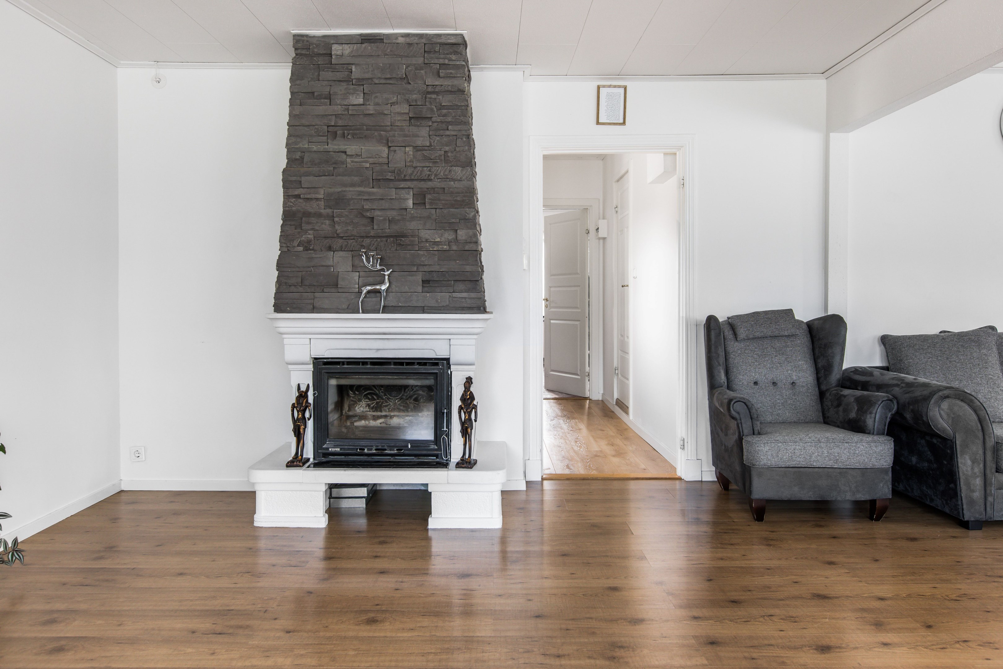 Öppen spis i vardagsrum