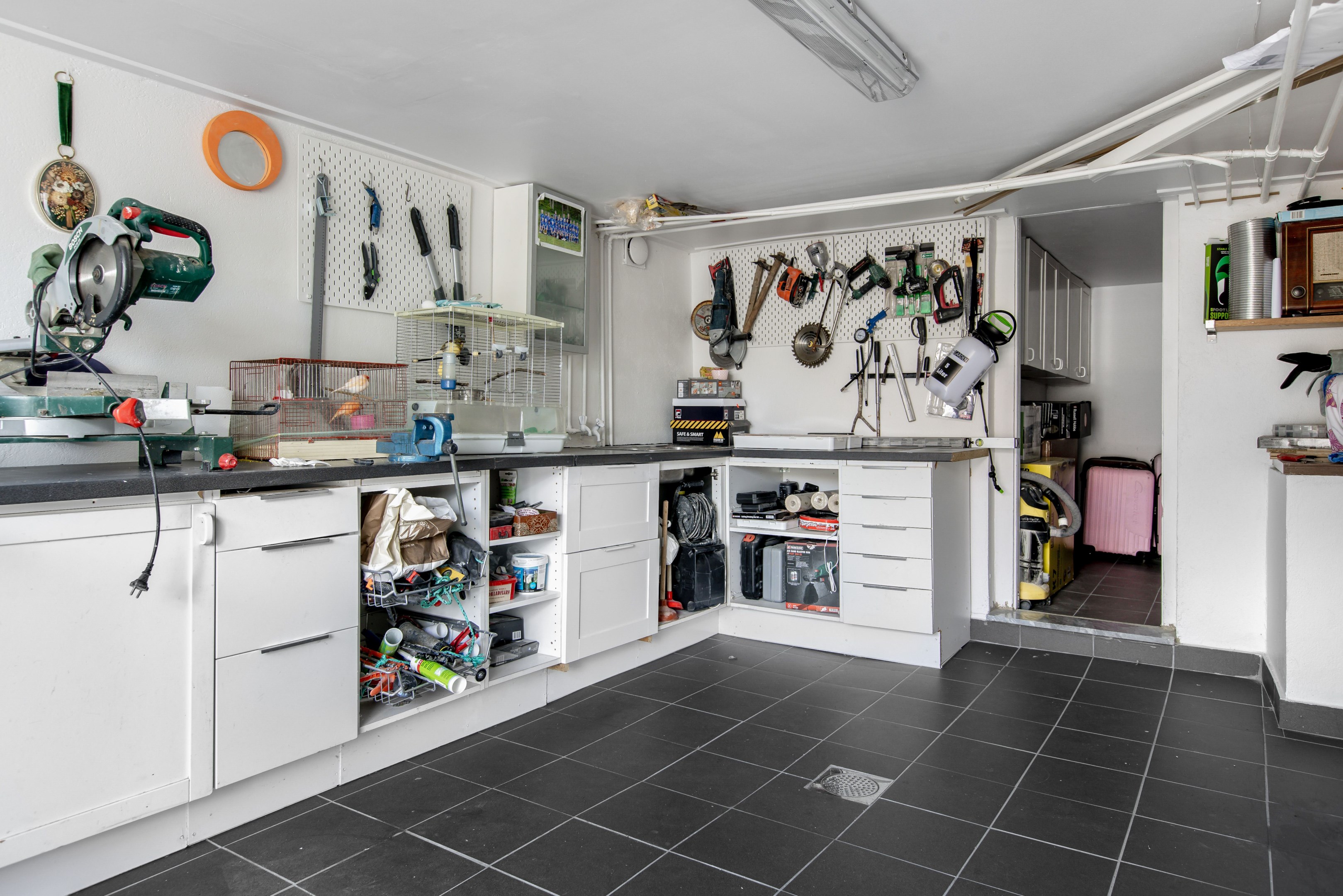 Garage/ verkstad, källare.