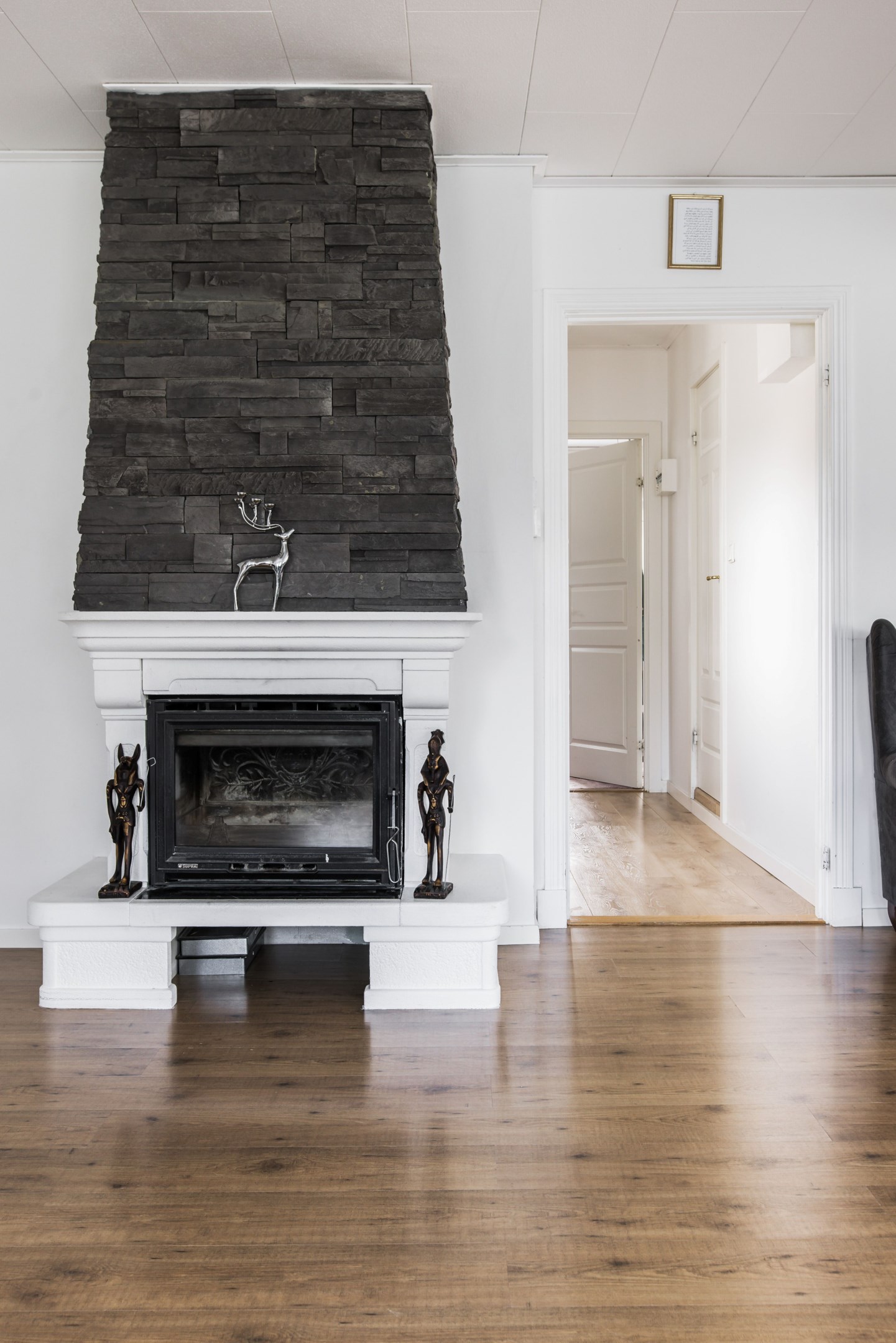 Öppen spis i vardagsrum