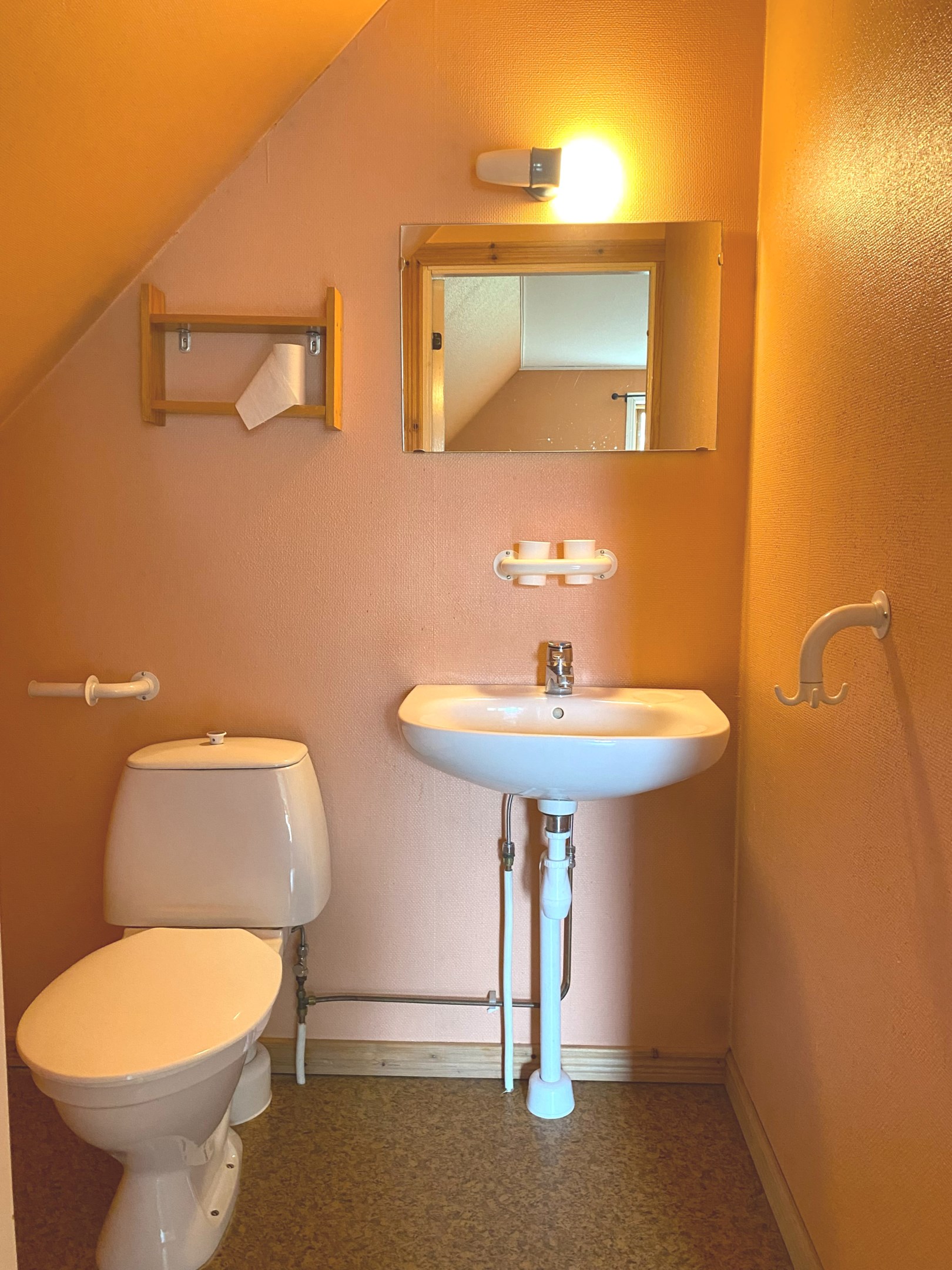 Toalett, "lägenheten" ovanför garaget.