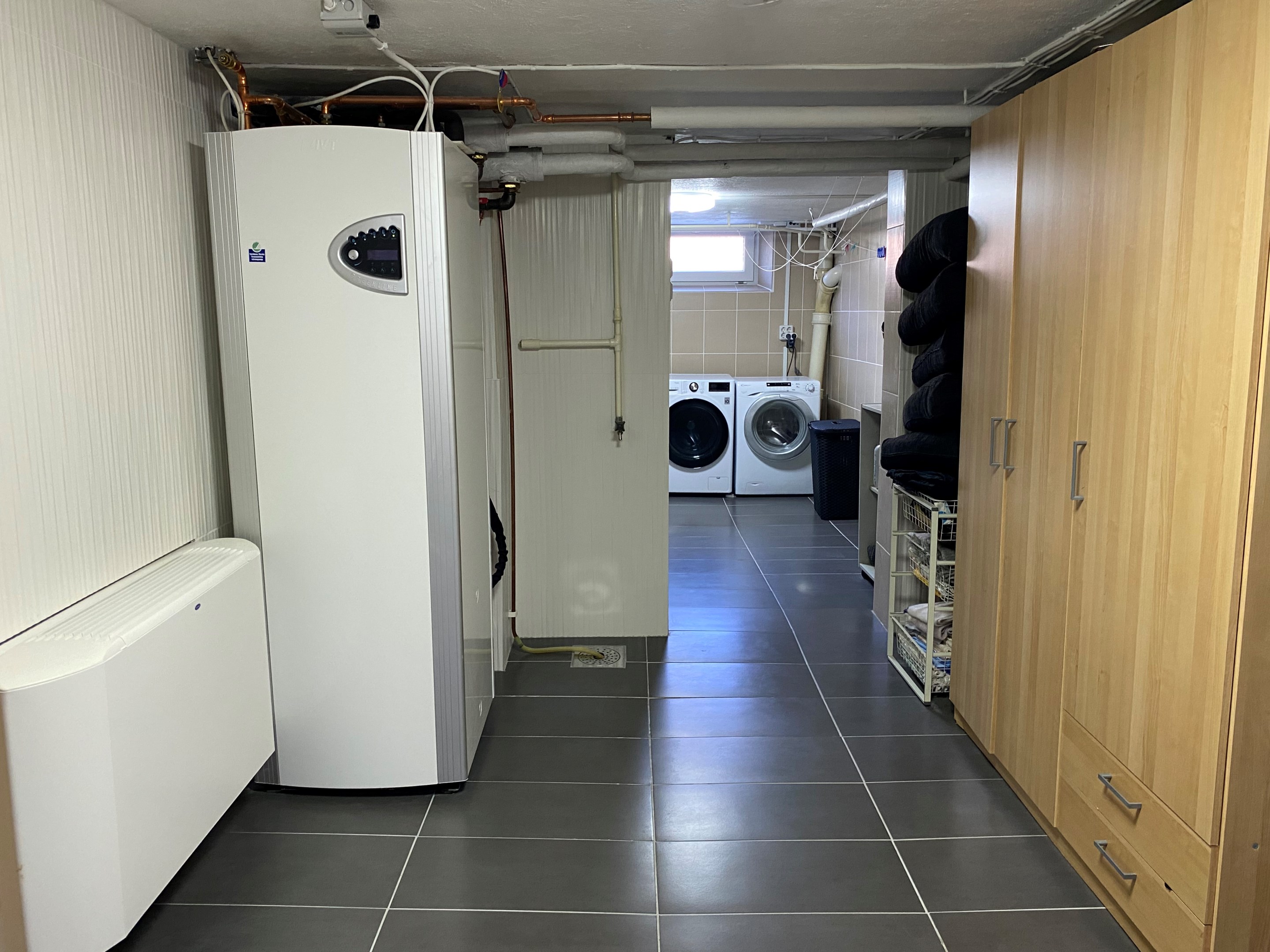 Hall/ pannrum, källare.