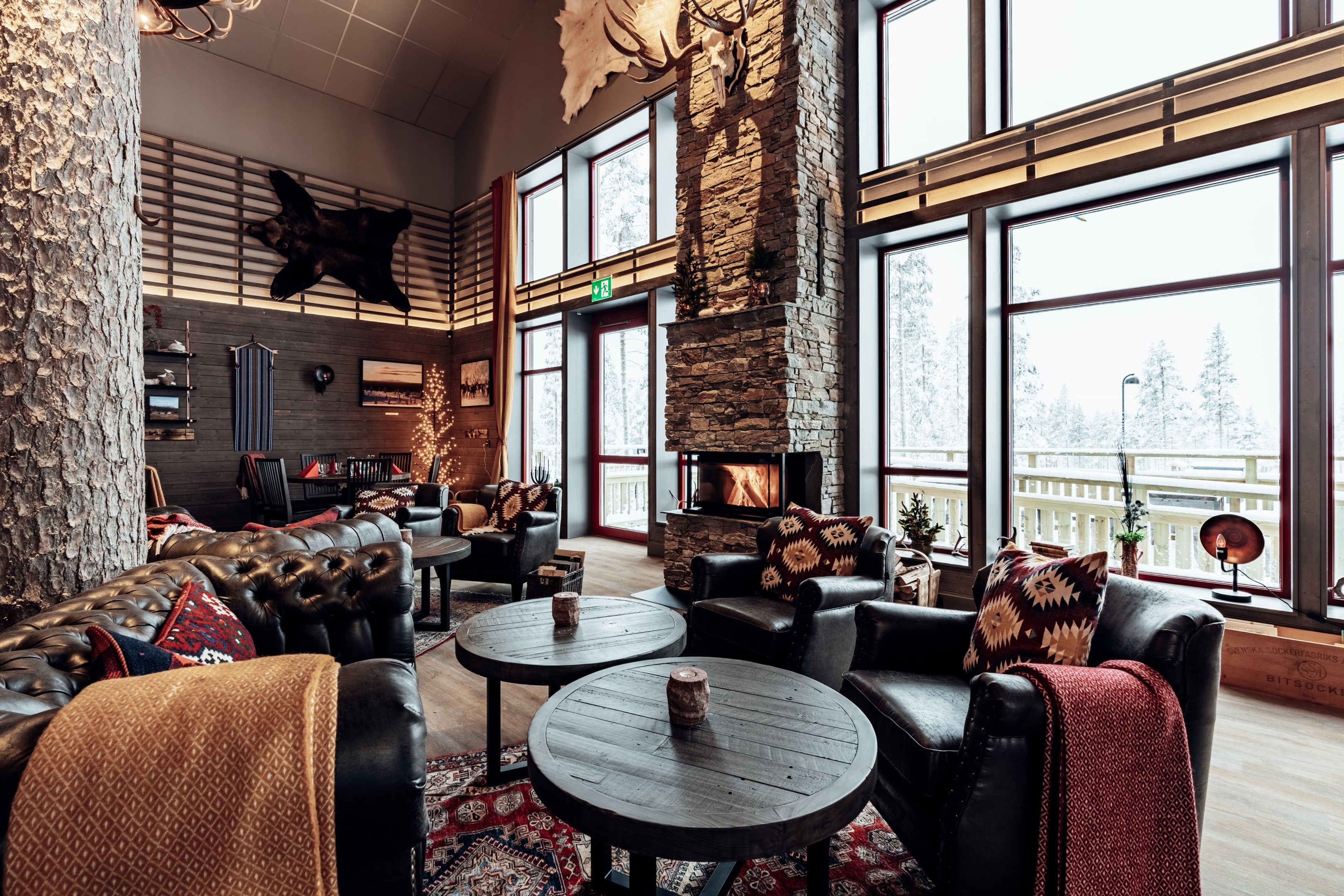 Stora fönster ut mot skidbacken