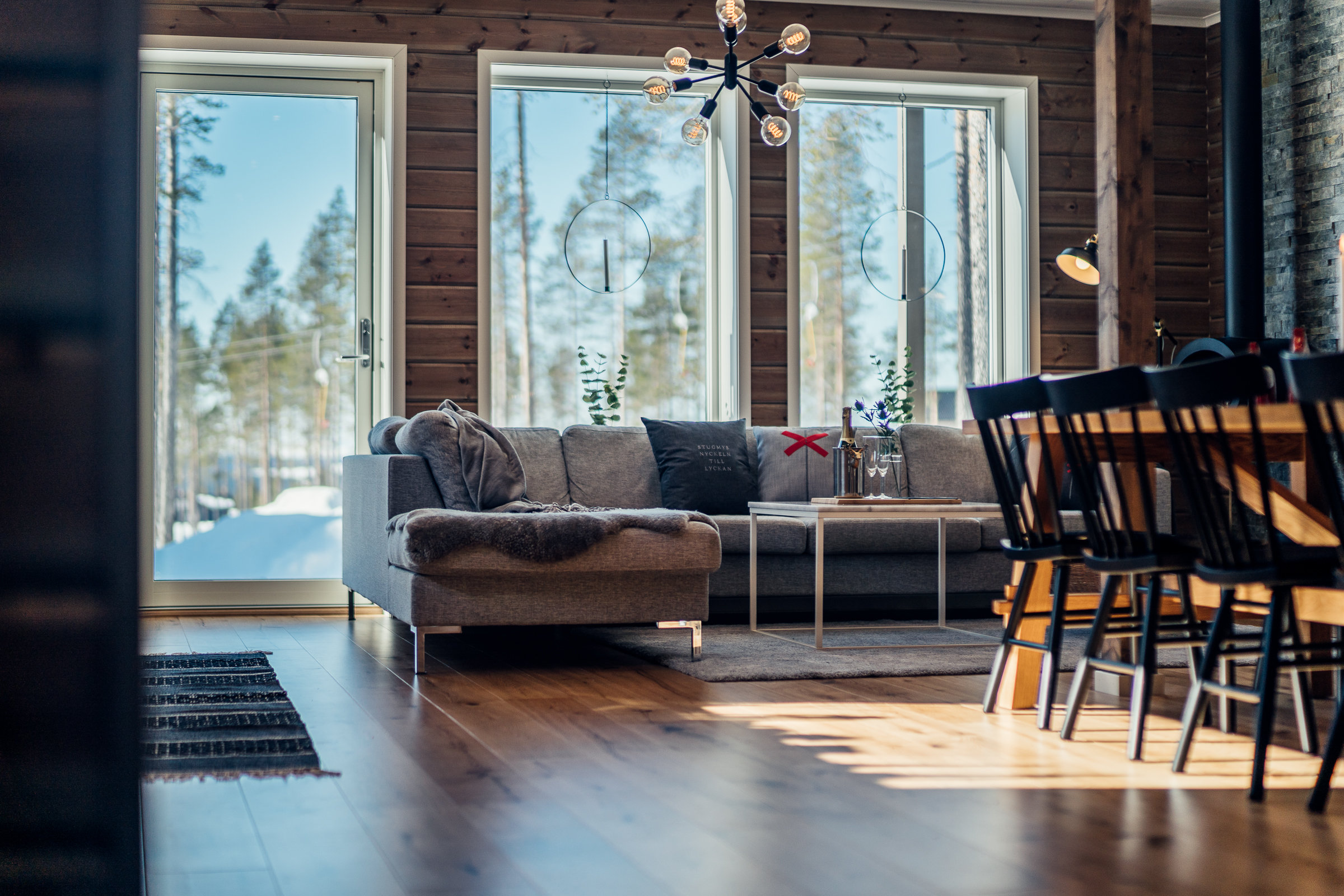 Lift och skidbacke utanför fönstret