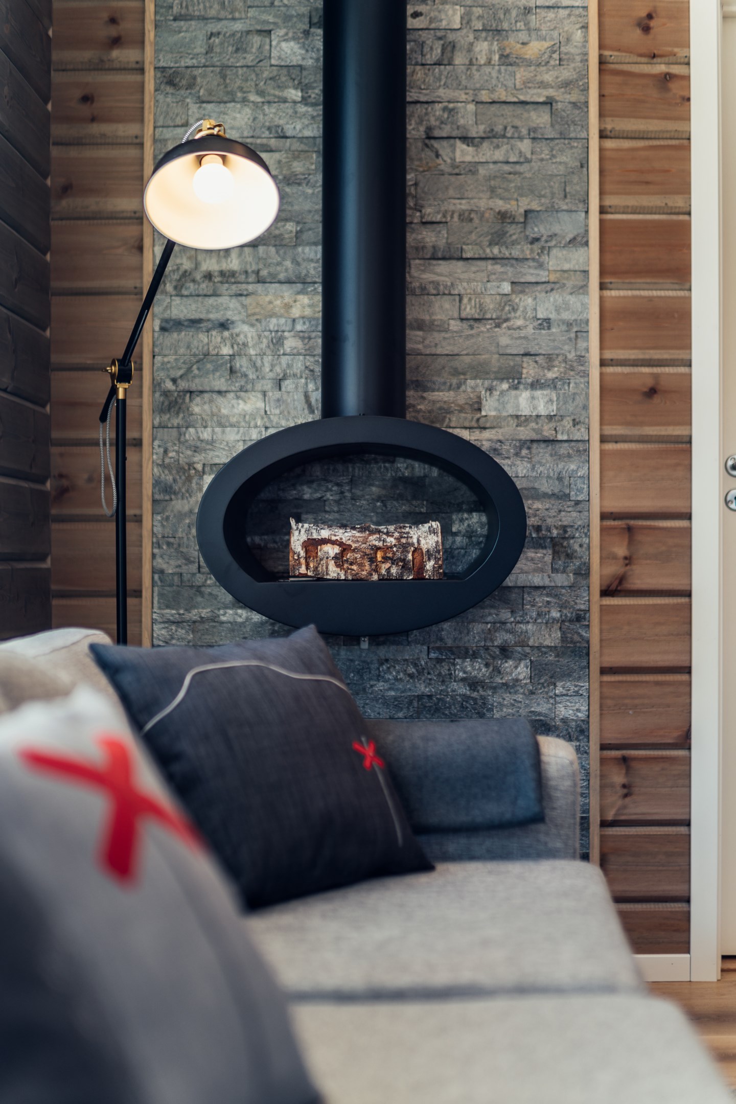 Kamin och fondvägg i äkta skiffer