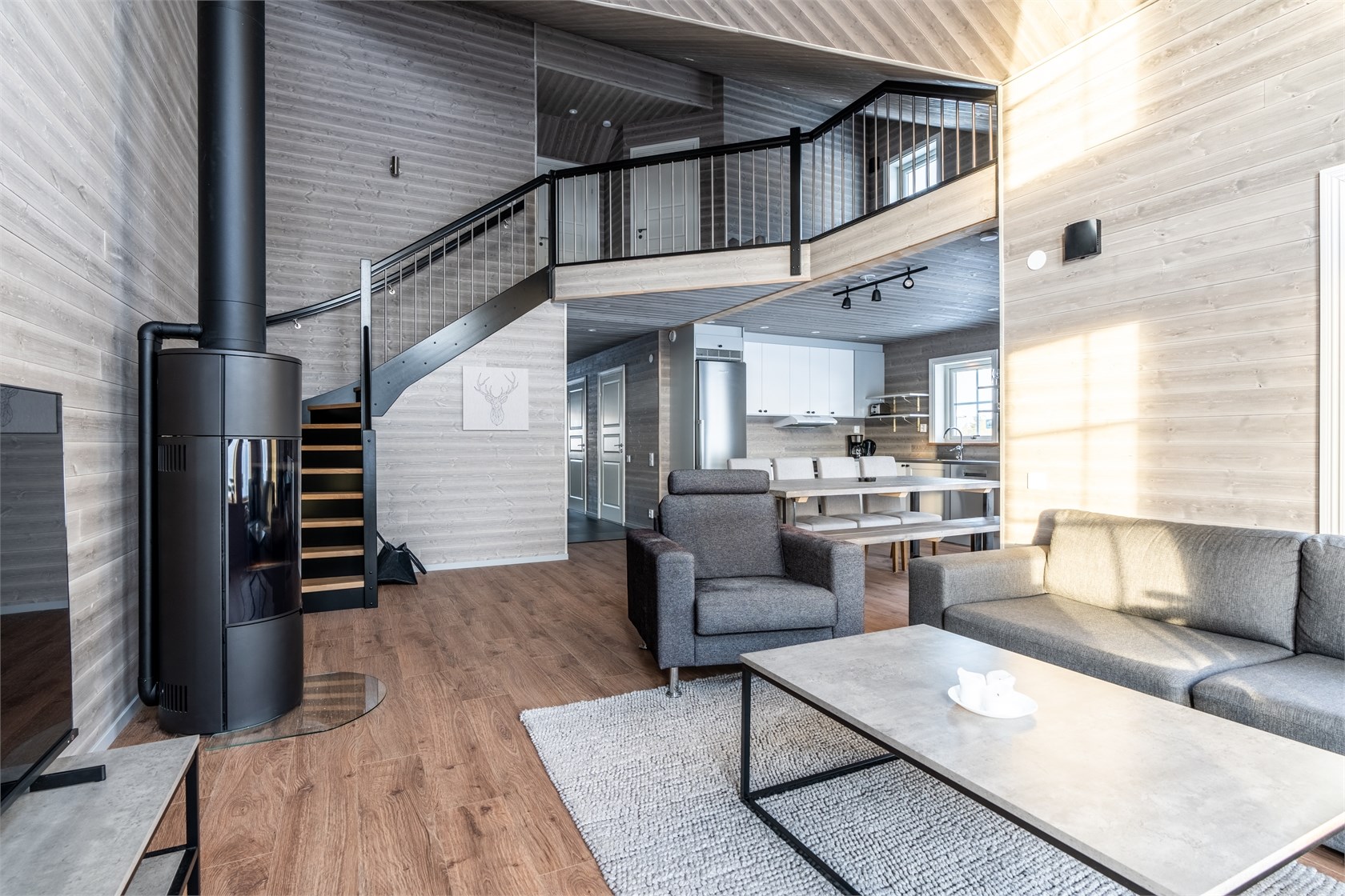 Vardagsrum mot kök och trapp mellan våningarna