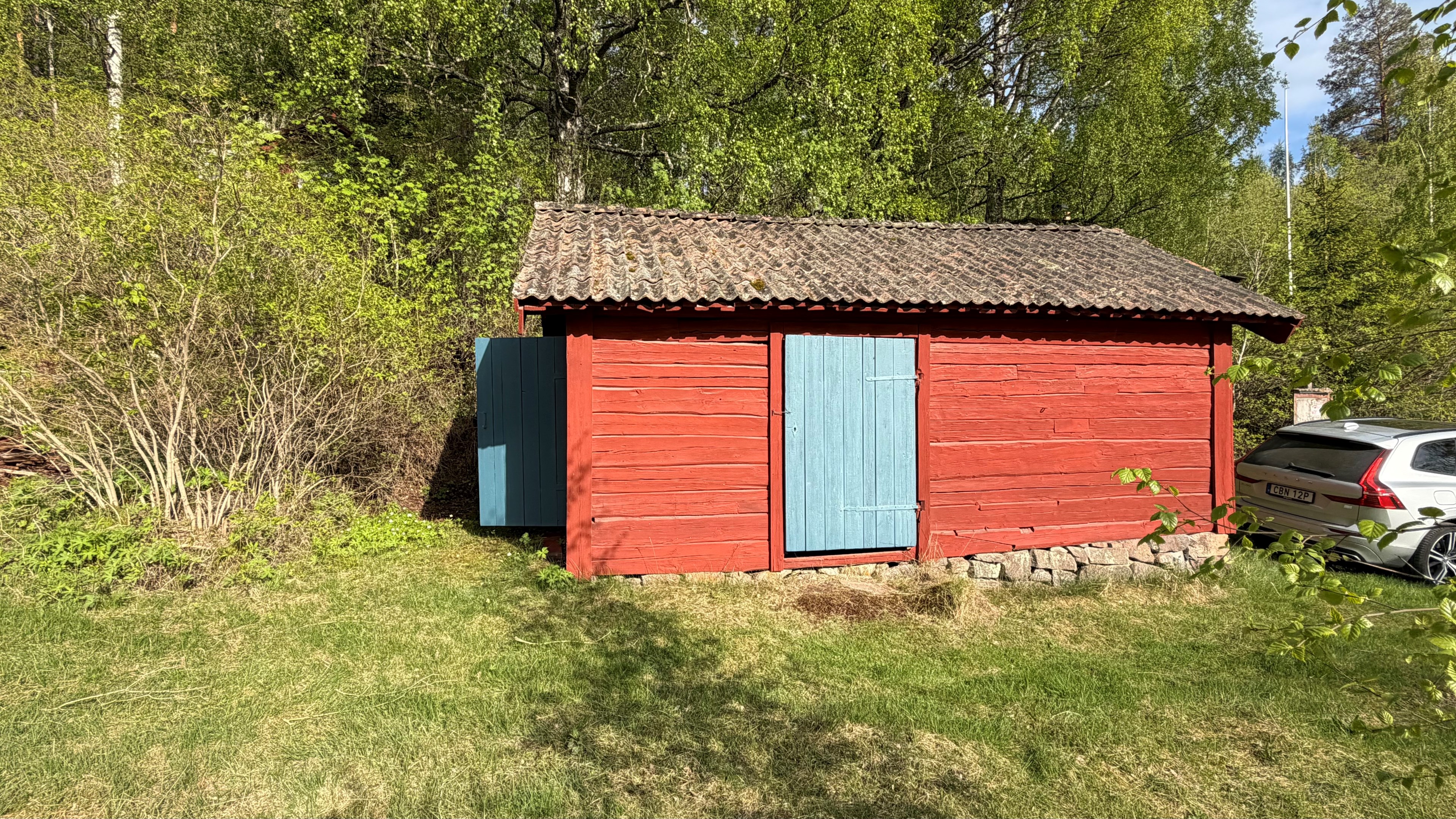 Lada vid infarten med förråd och dass med tvätt
