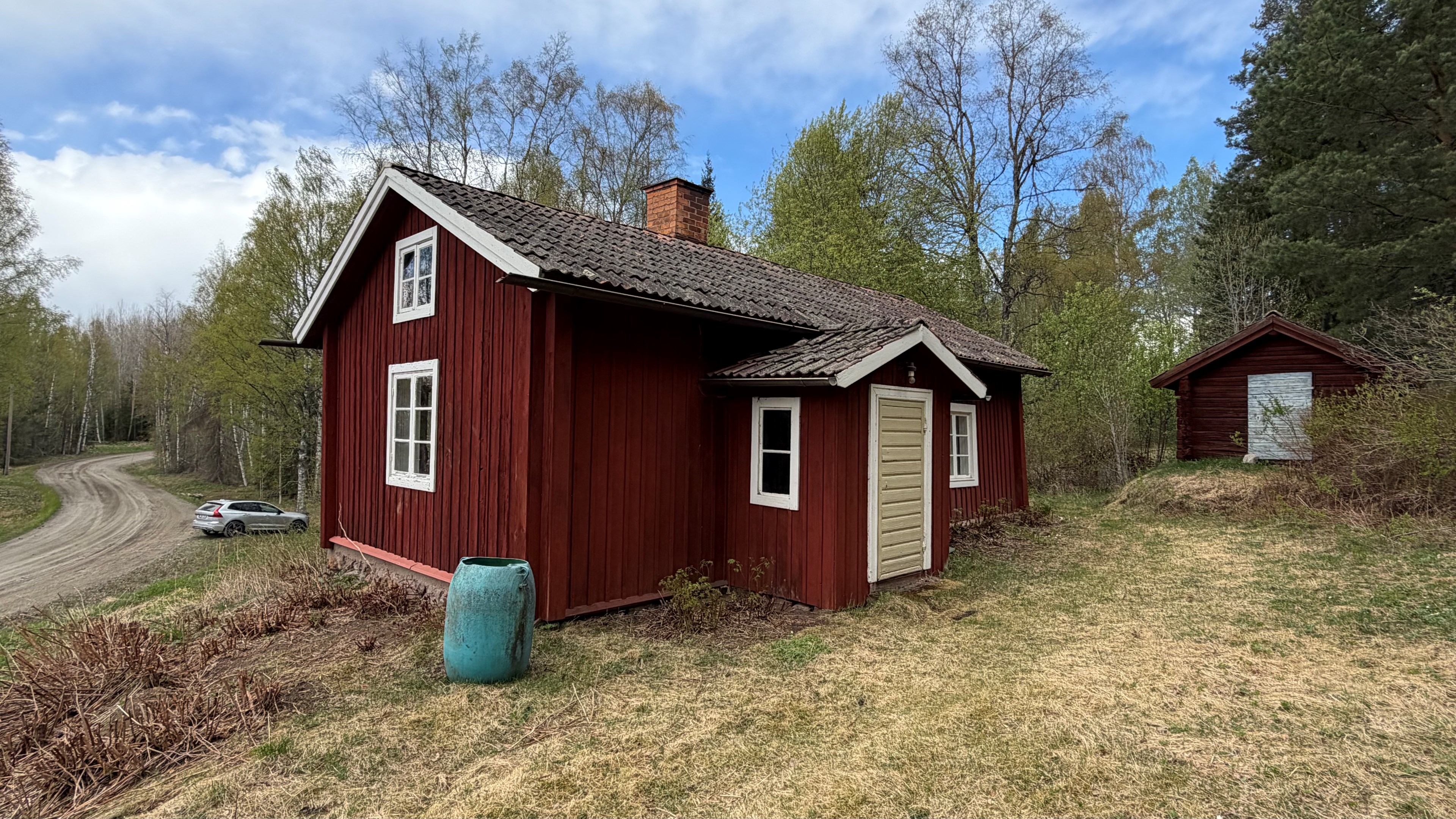 Fritidshuset med härbre bredvid