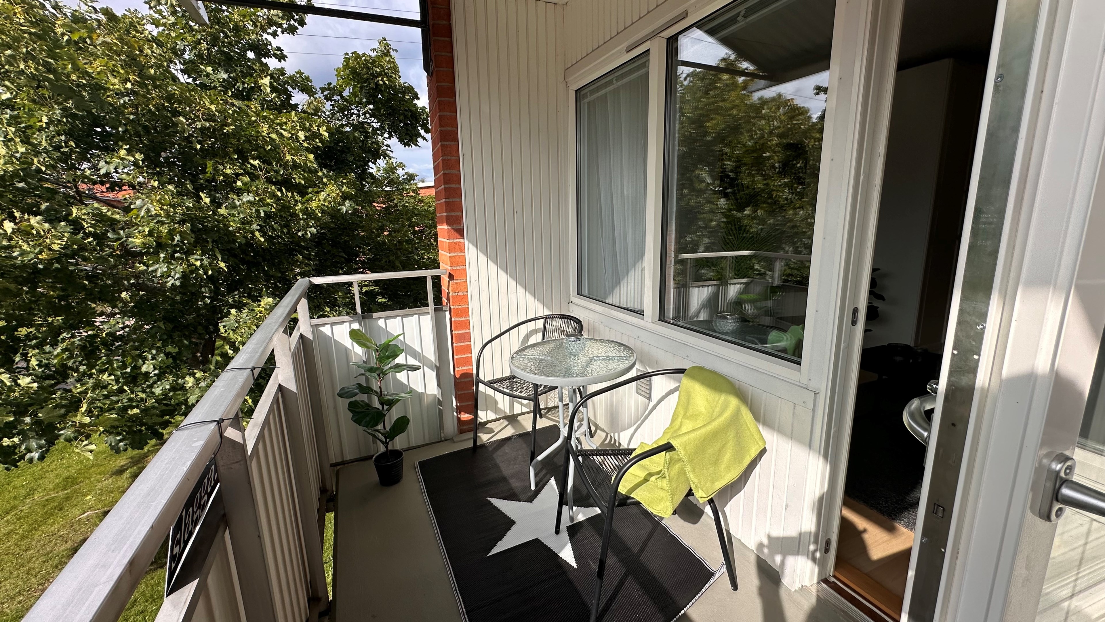 Balkong med eftermiddagssol