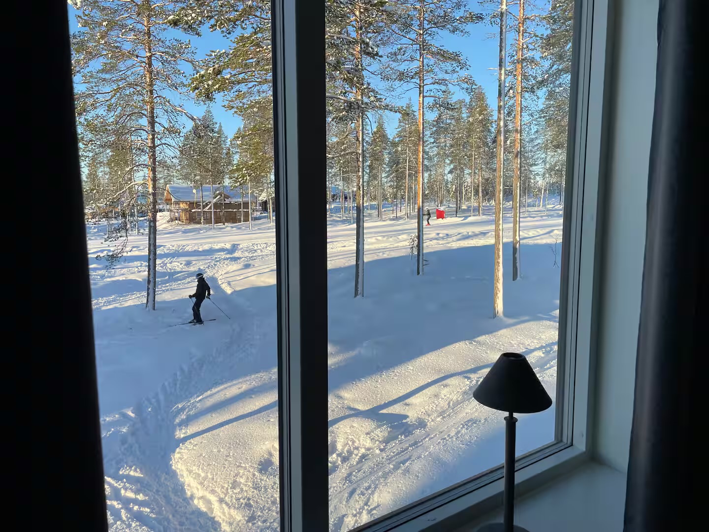 Skidbacken utanför fönstret