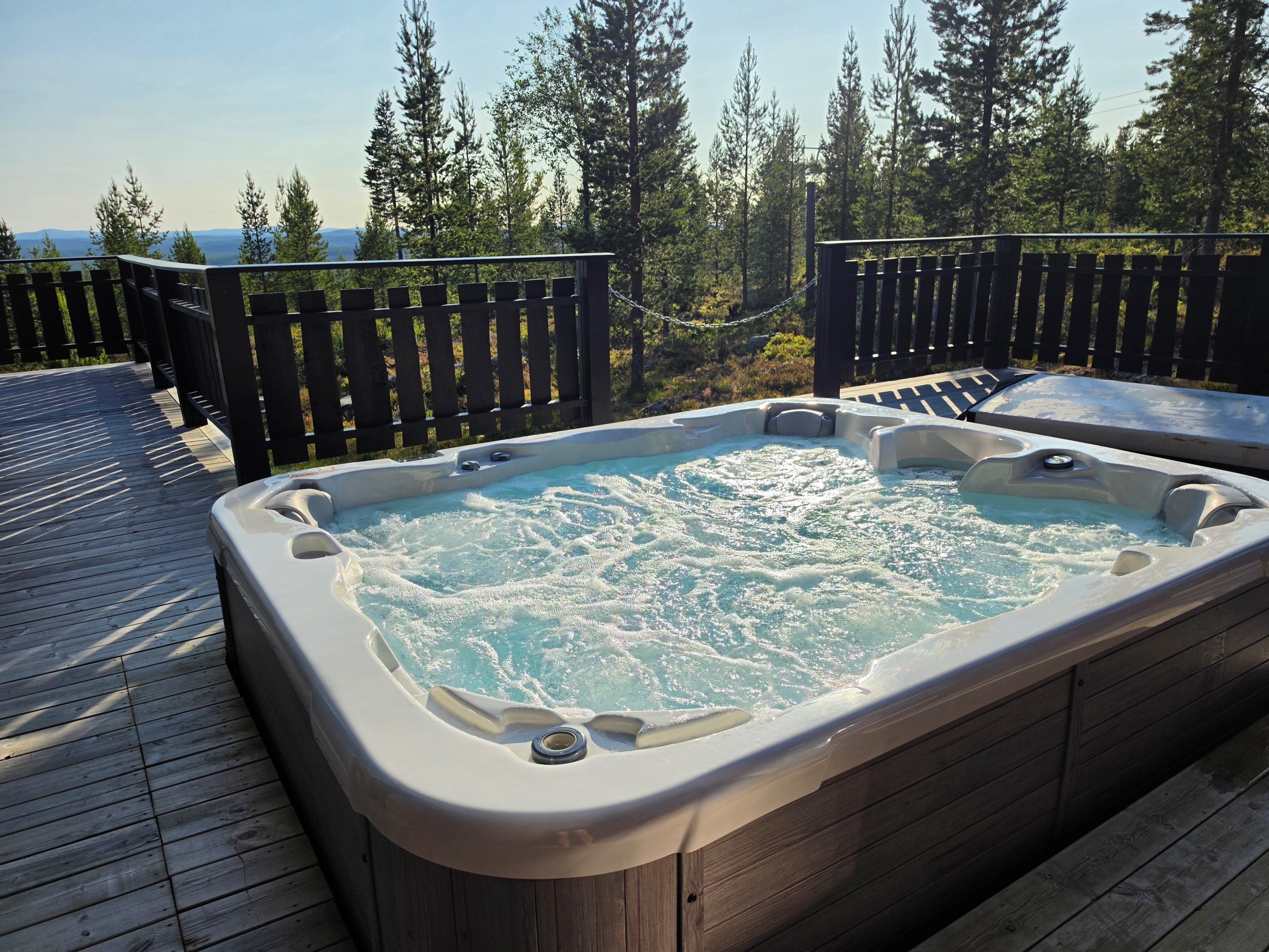 Jacuzzi vid ena delan av huset
