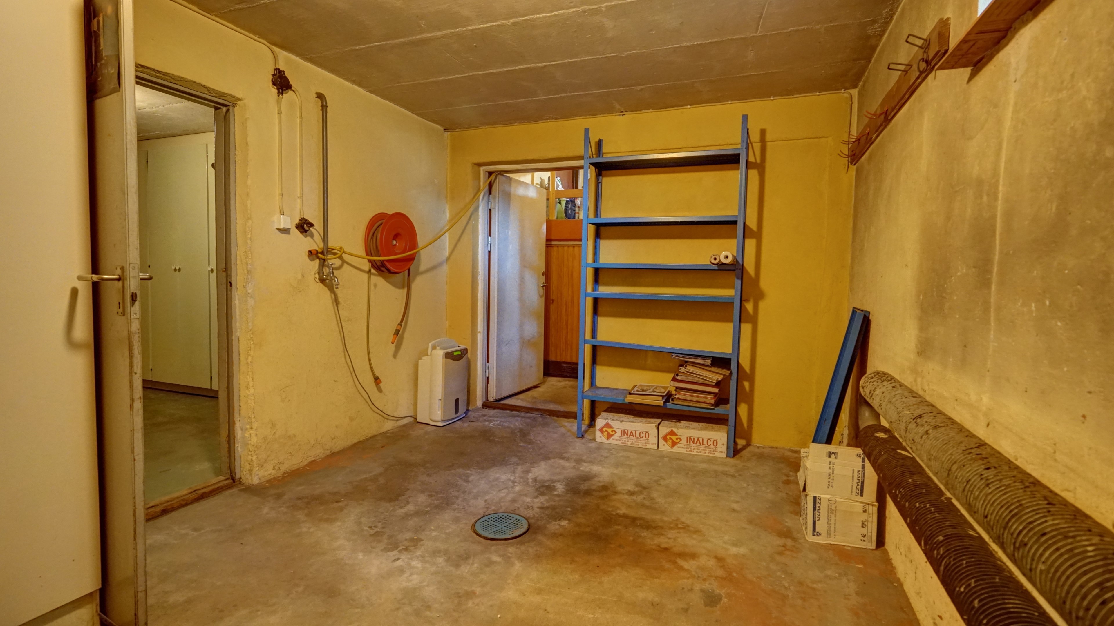 Förråd med utgång till garage