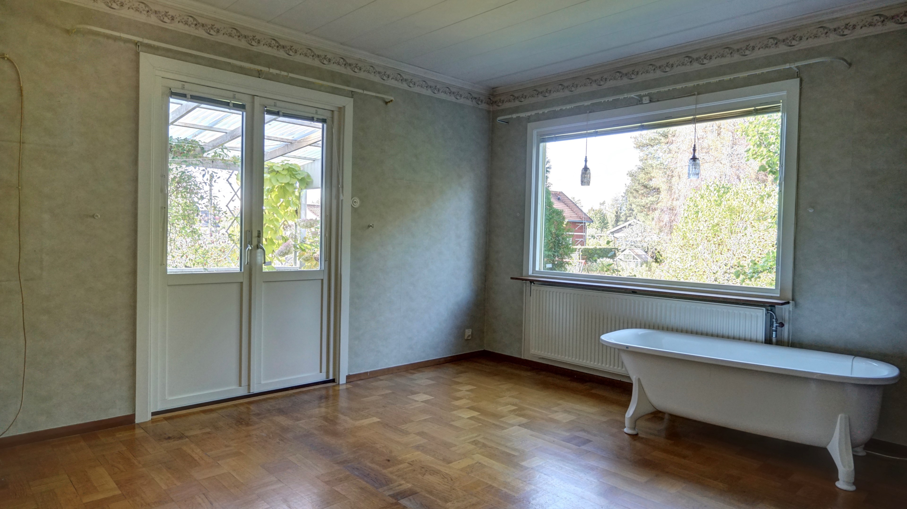 Vardagsrum med utgång till altan