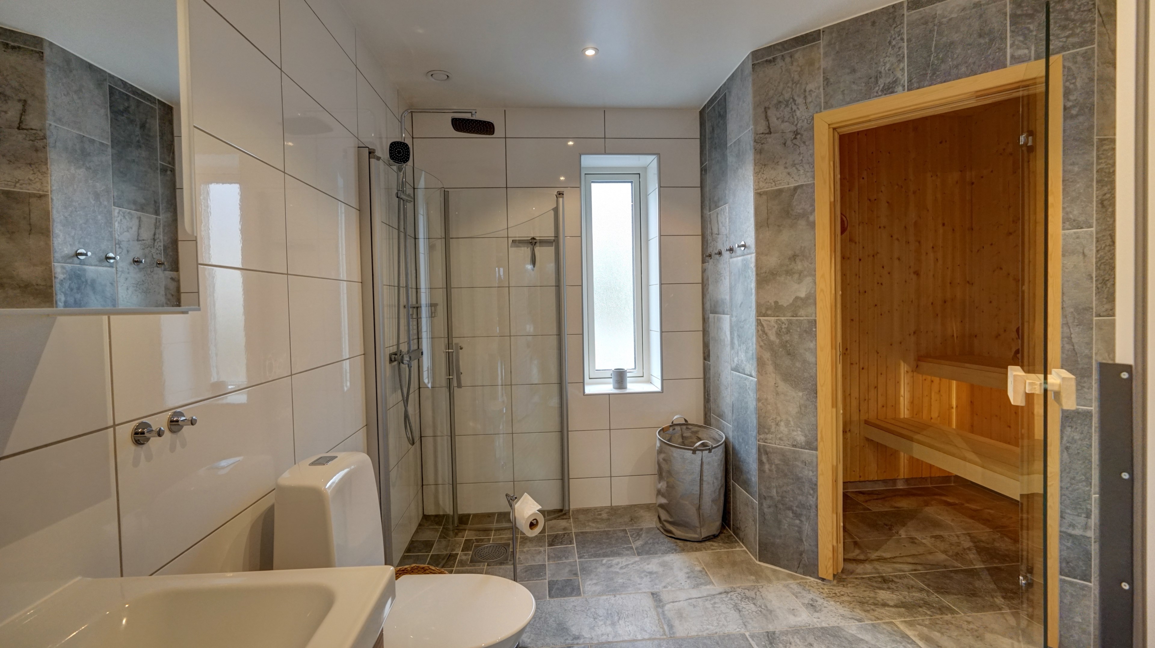 Badrum med bastu & tvätt