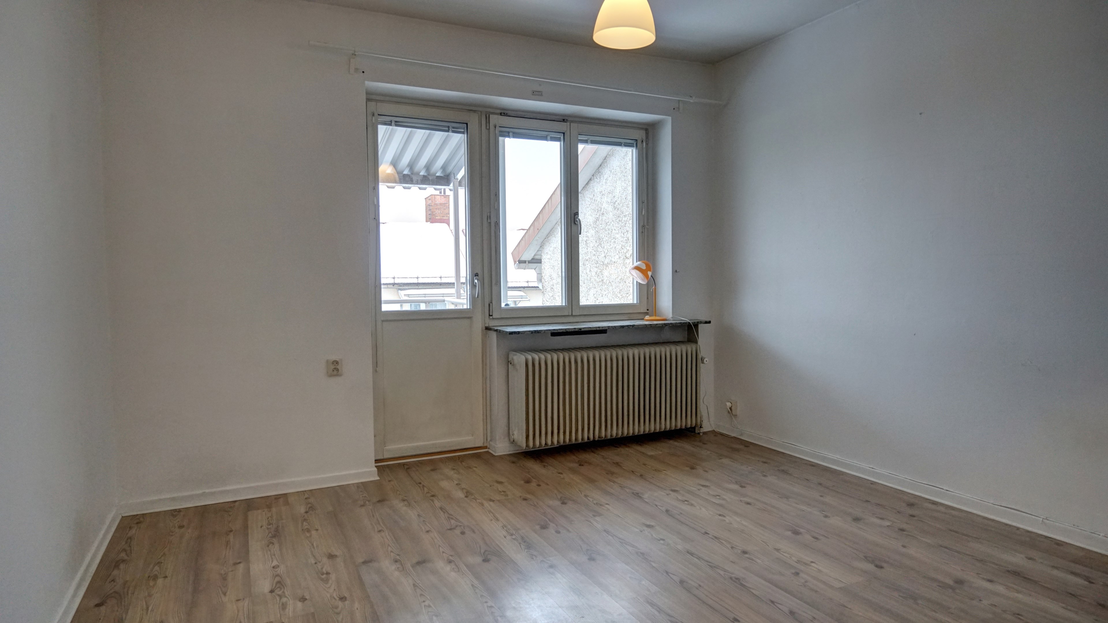 Vardagsrum med utgång till balkong