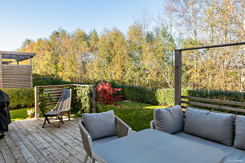 Fint trädäck med plats för loungemöbel