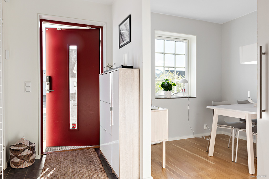 Hall med kökets matplats vid sidan
