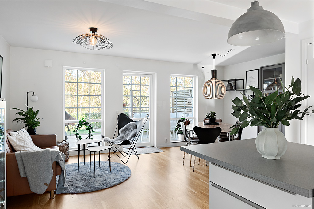 Vardagsrum med gott om plats för både soffa och matbord, utgång till uteplats