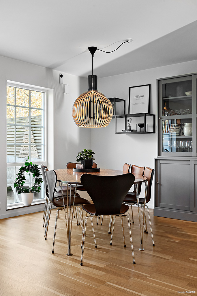 Trevlig plats för matbord i vardagsrummet