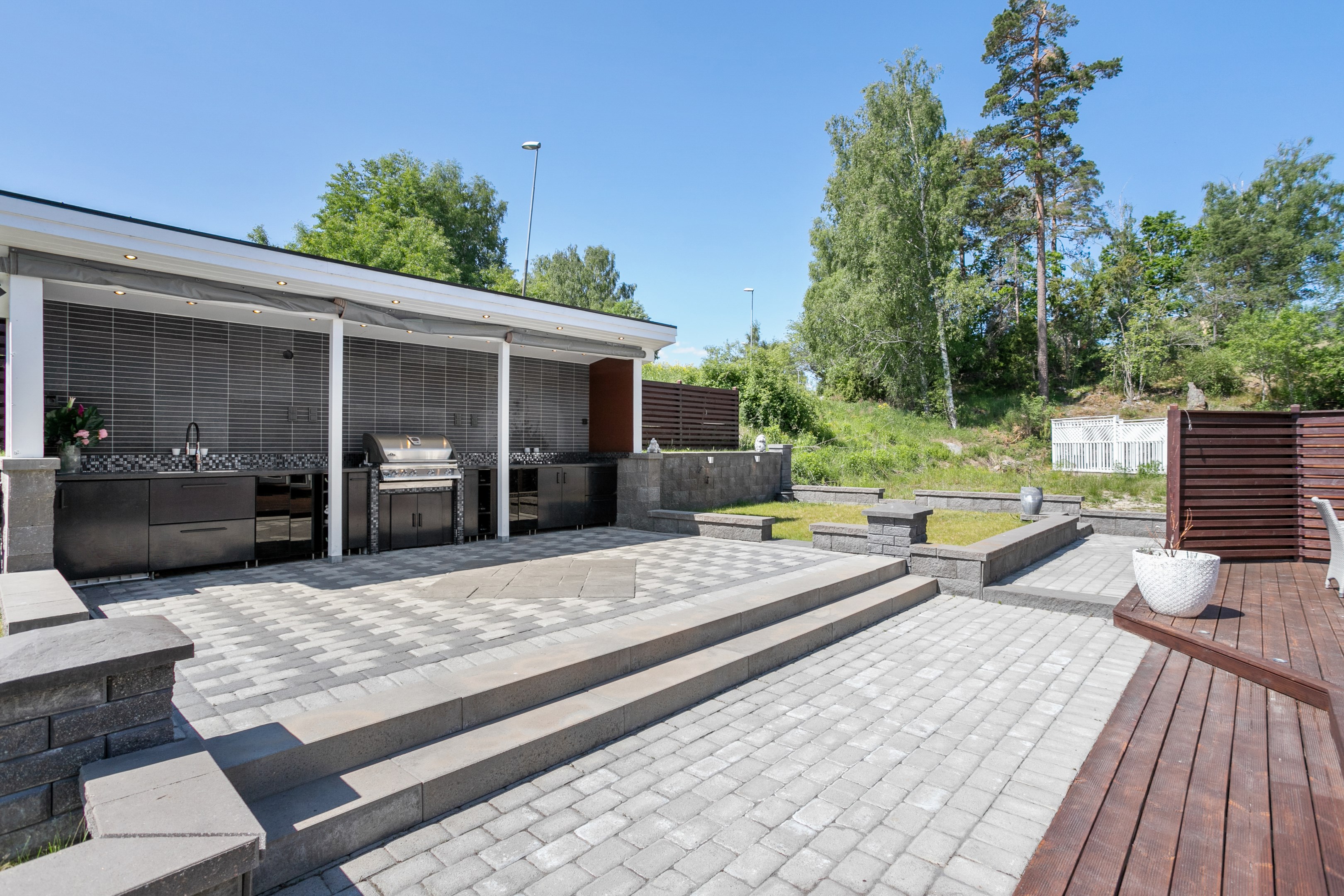 Påkostad utomhusdel som nås från vardagsrummet