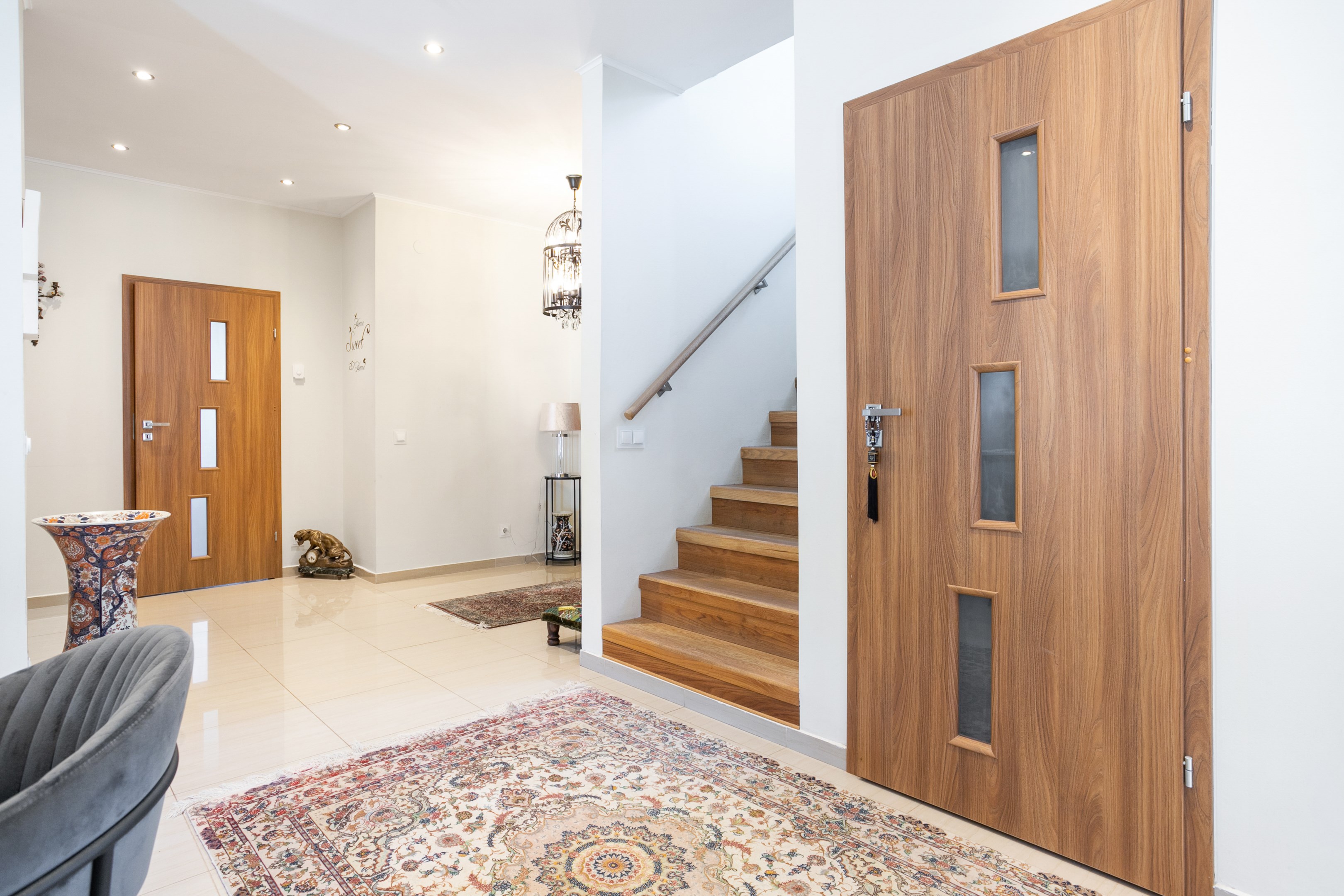 Inre delen av hallen med förråd under trapp