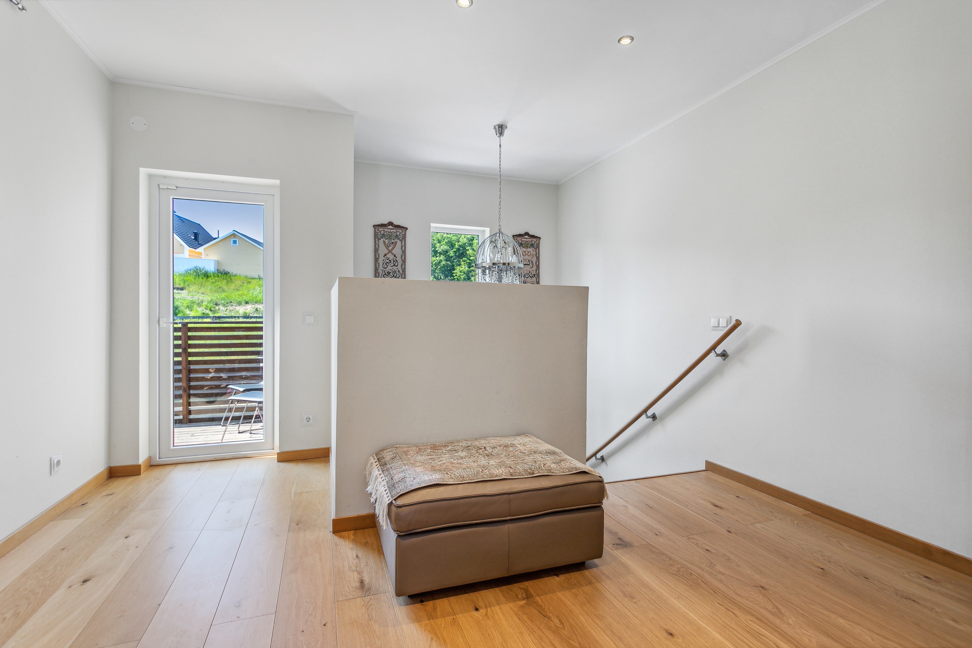 Utgång till balkongen från övre plan