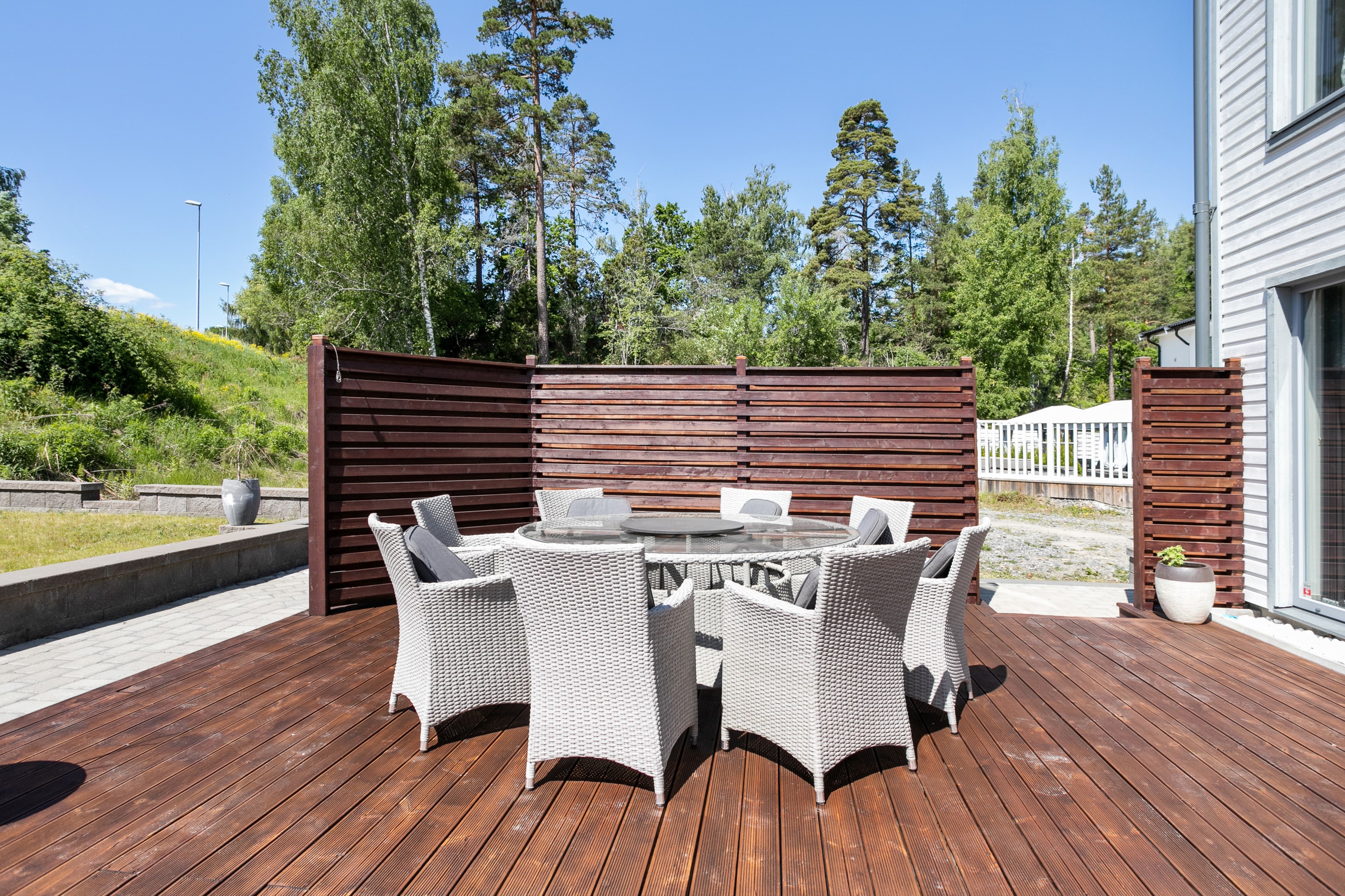 Härlig altan med infälld belysning i soligt läge