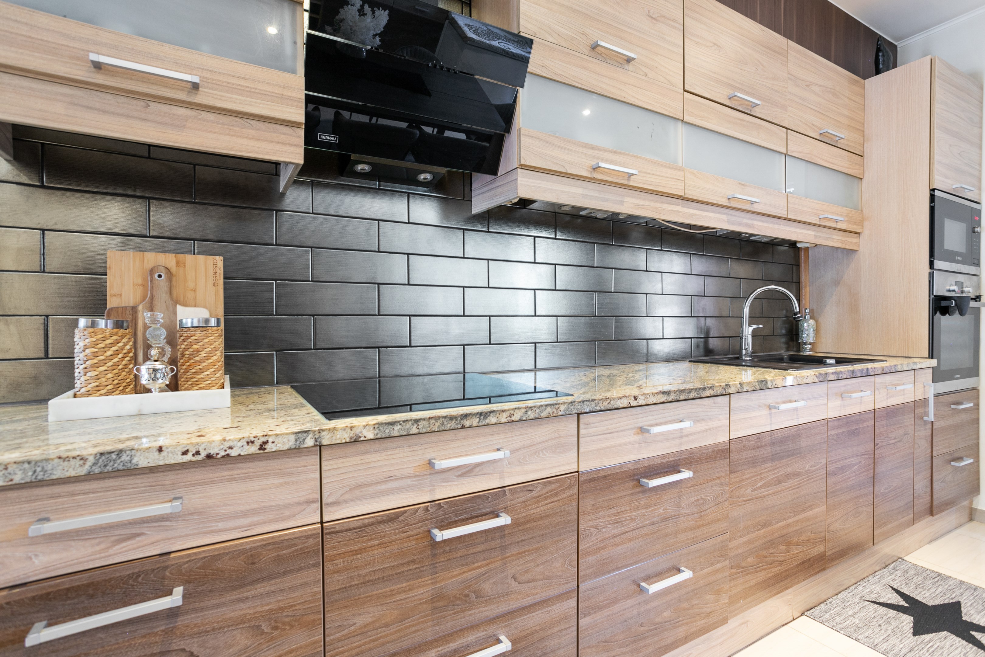 Generösa arbetsytor med stenbänkskiva