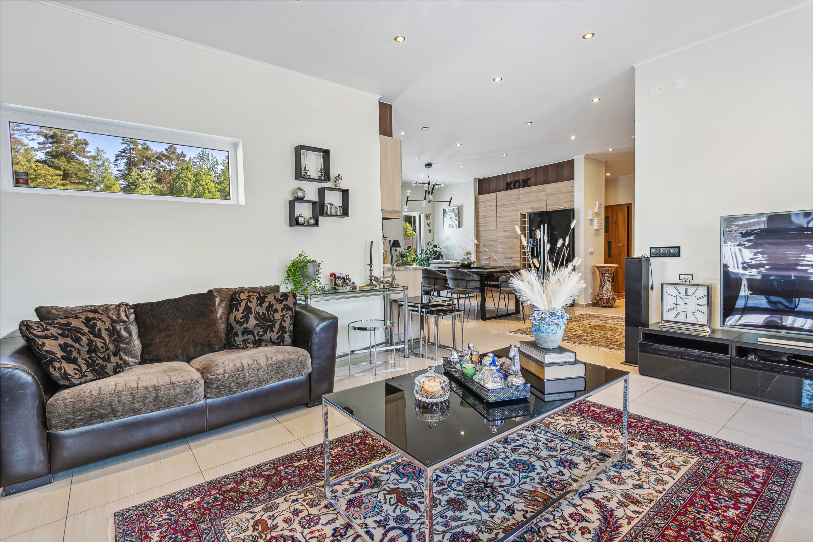 Vardagsrum och kök i anslutning till varandra