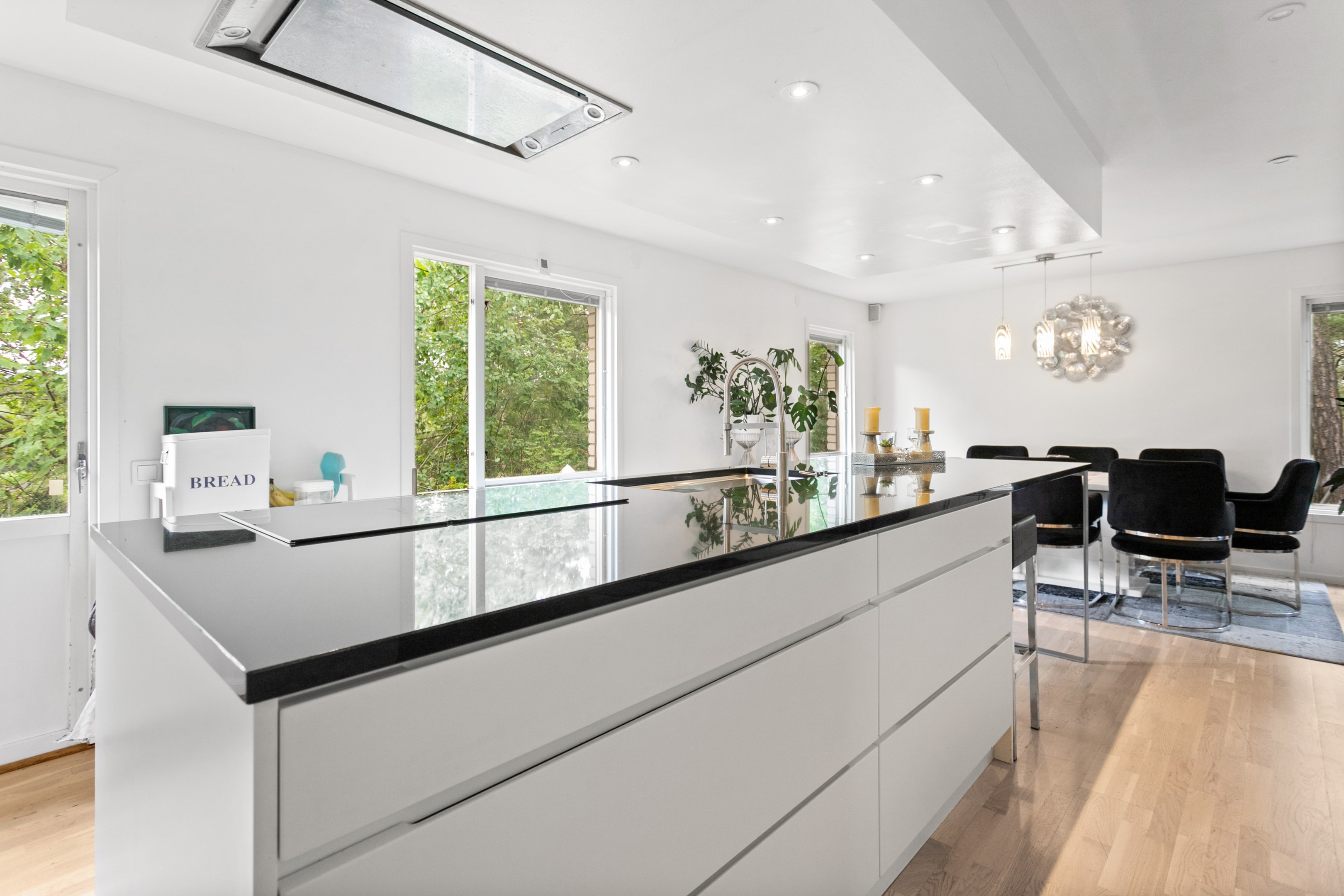 Stor köksö med granitbänksskiva