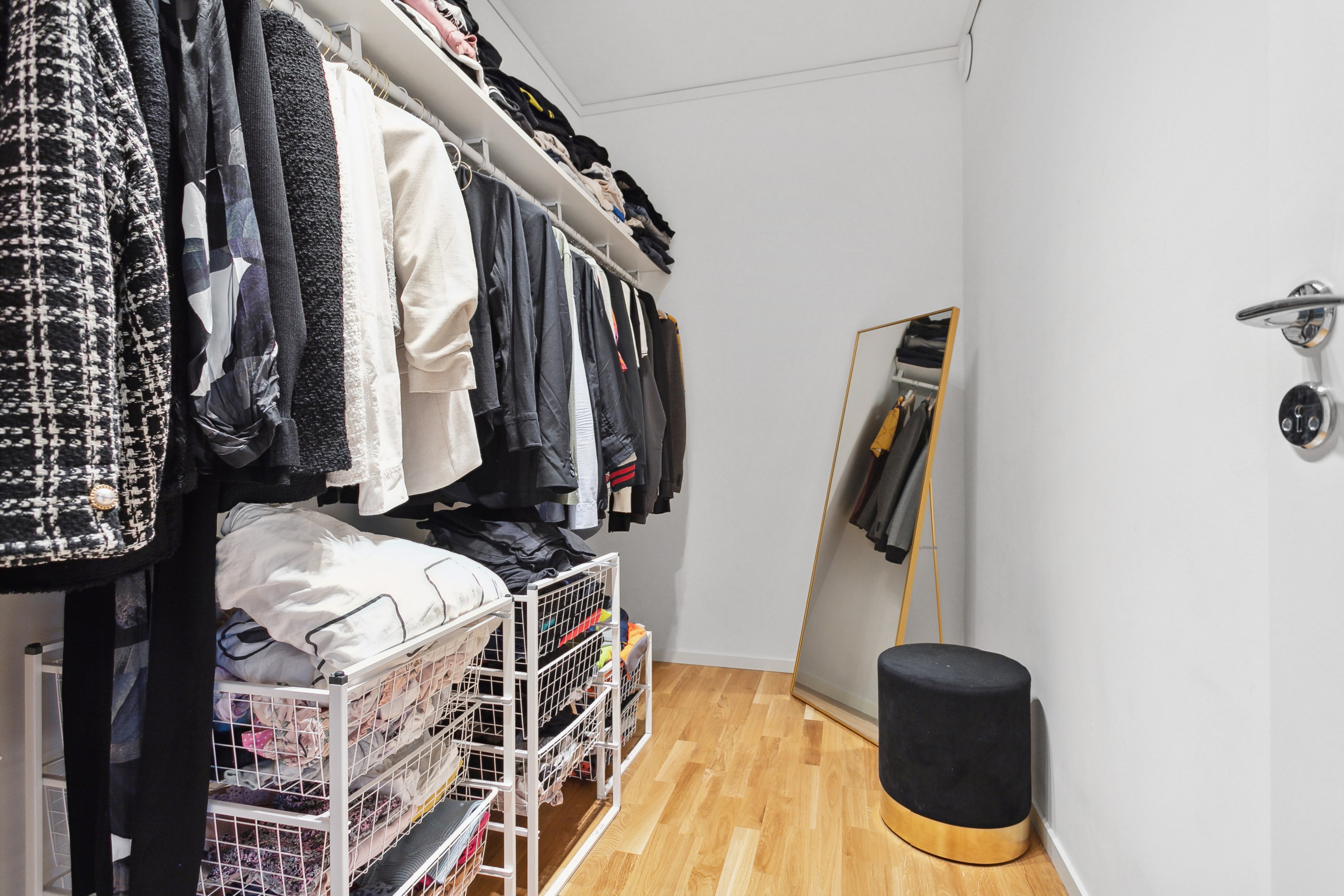 Klädkammare övre plan underlättar förvaring