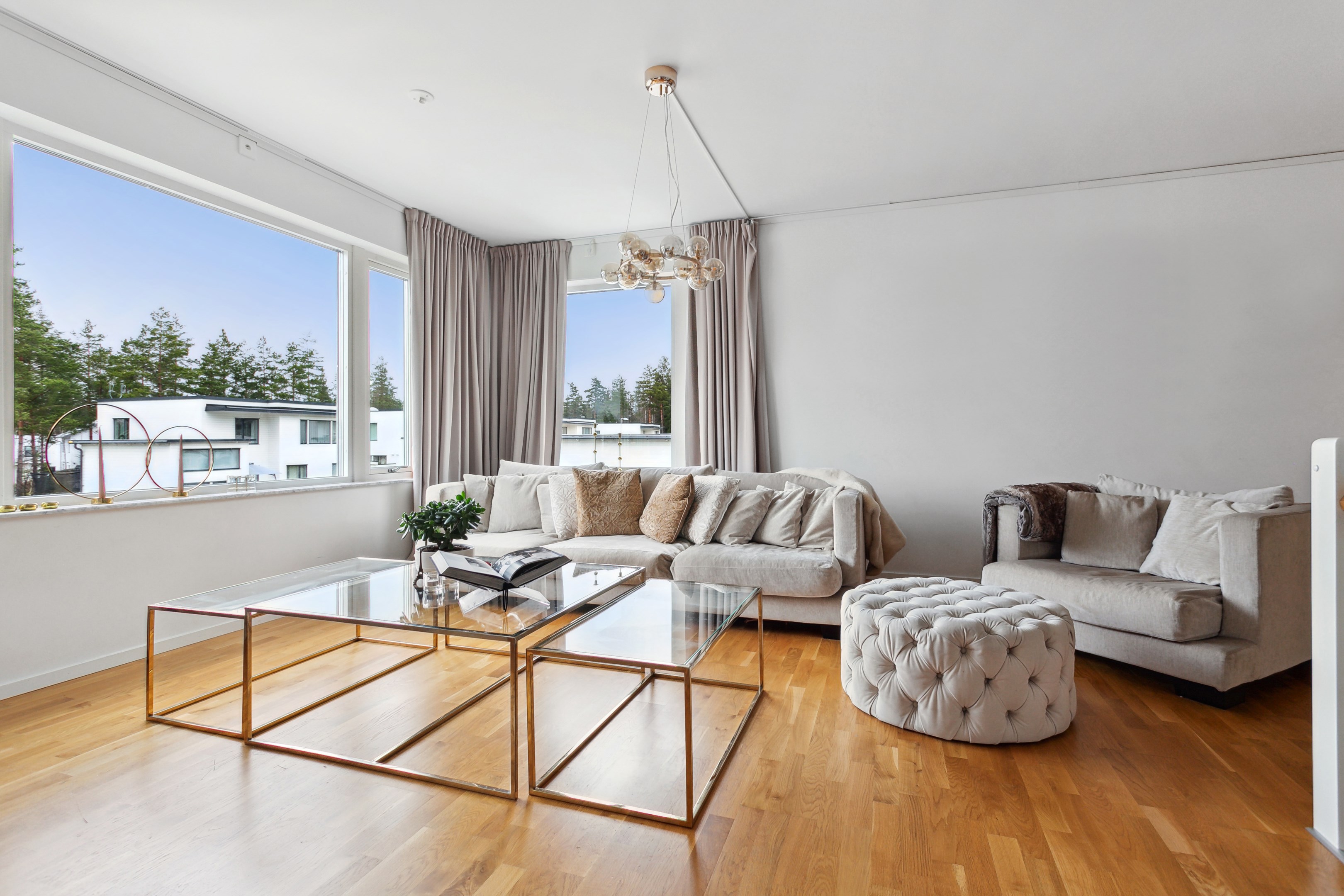 Rejält vardagsrum övre plan med fantastiskt ljusflöde