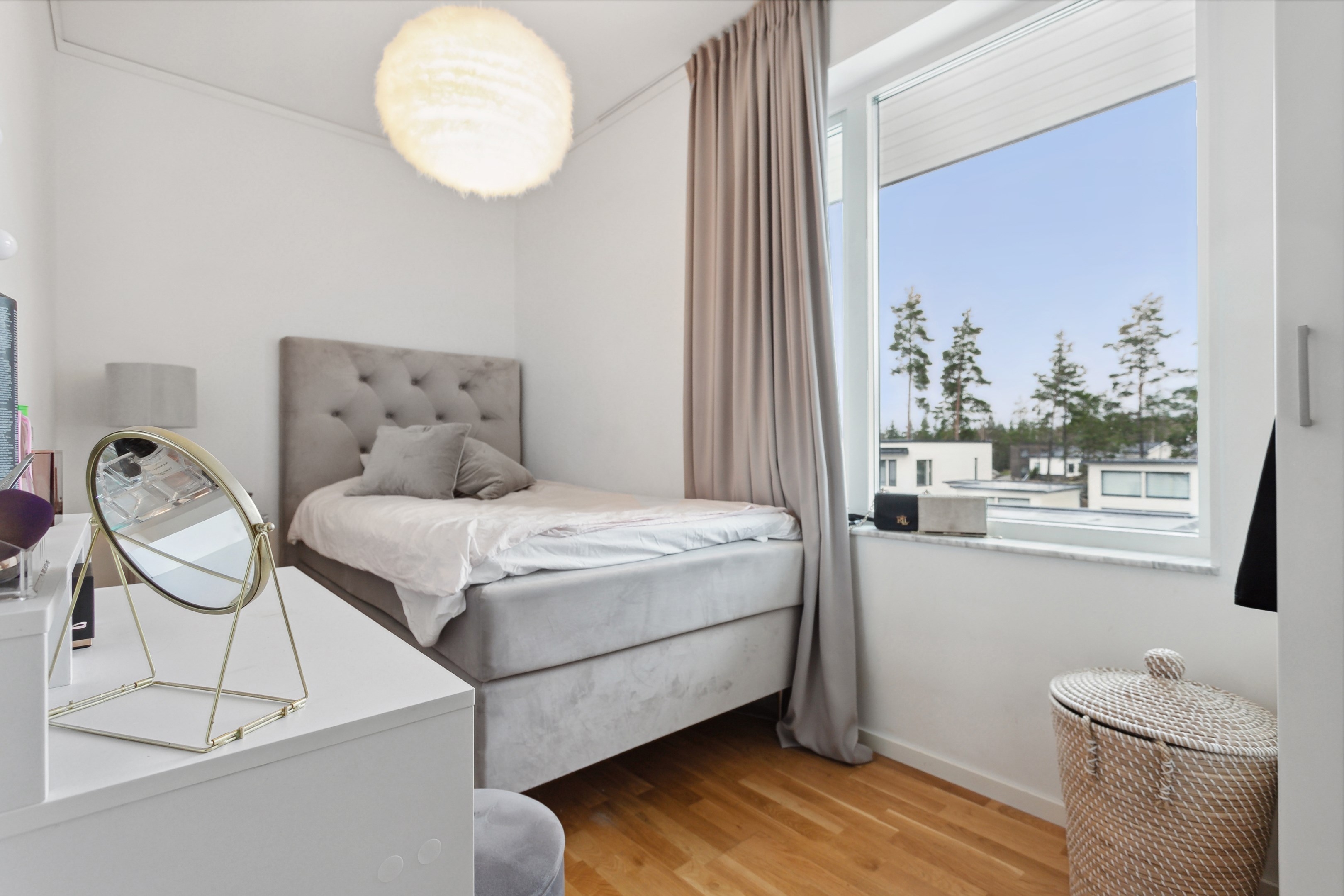 Generöst sovrum 4 övre plan med naturligt ljusinsläpp