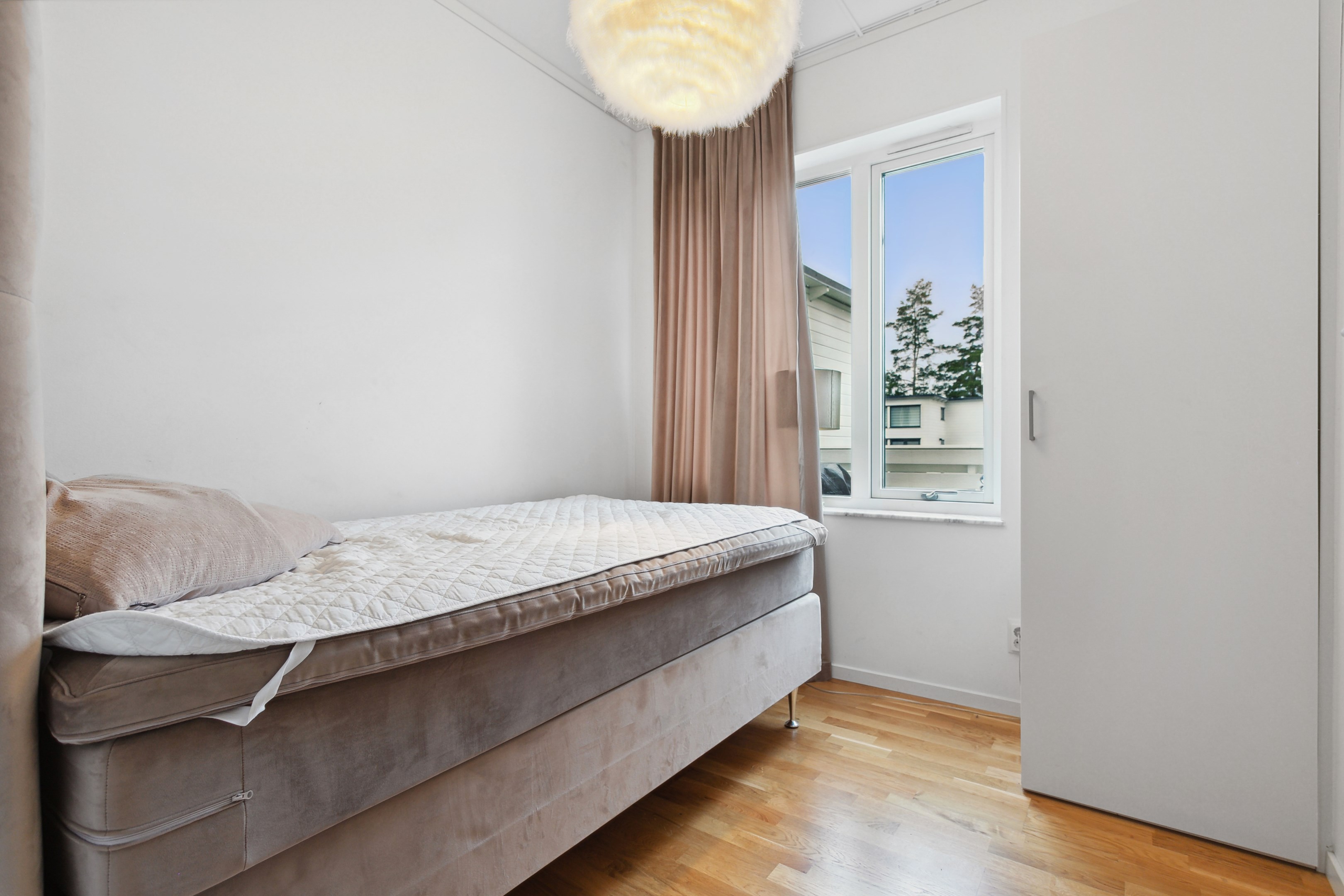 Generöst sovrum på entréplan med bra förvaring