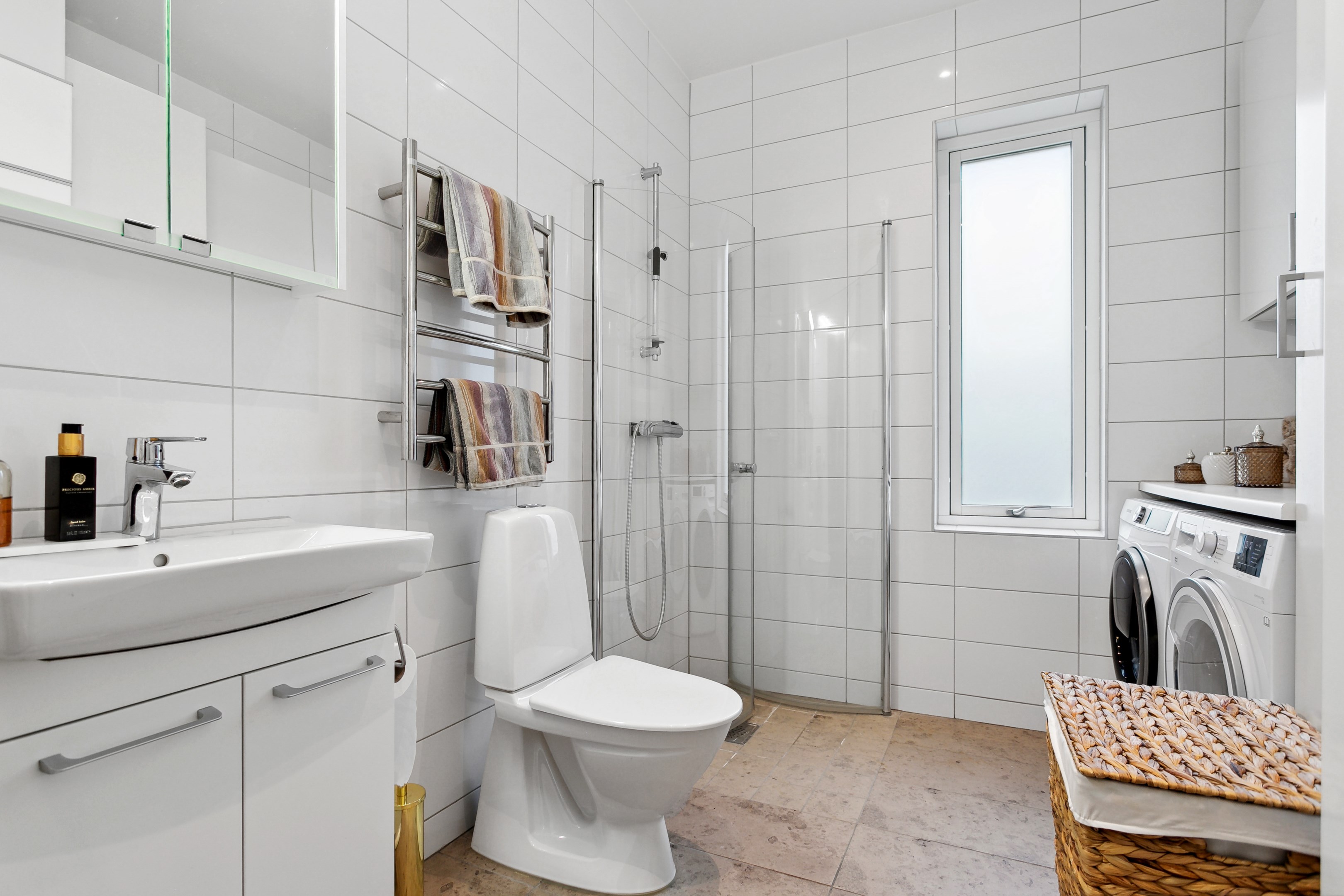 Stilren och helkaklad dusch/WC/tvätt