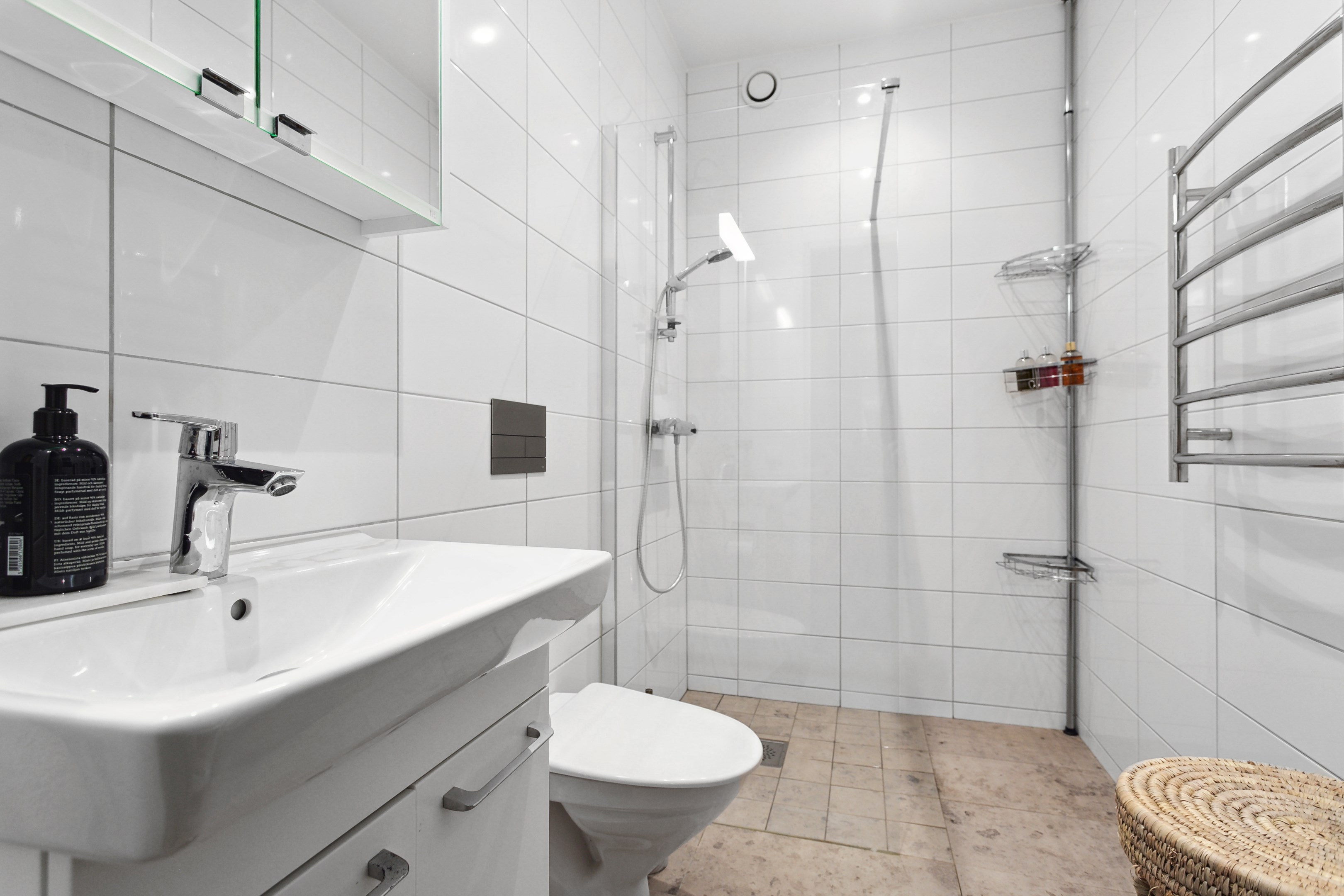 Snygg helkaklad dusch/WC övre plan