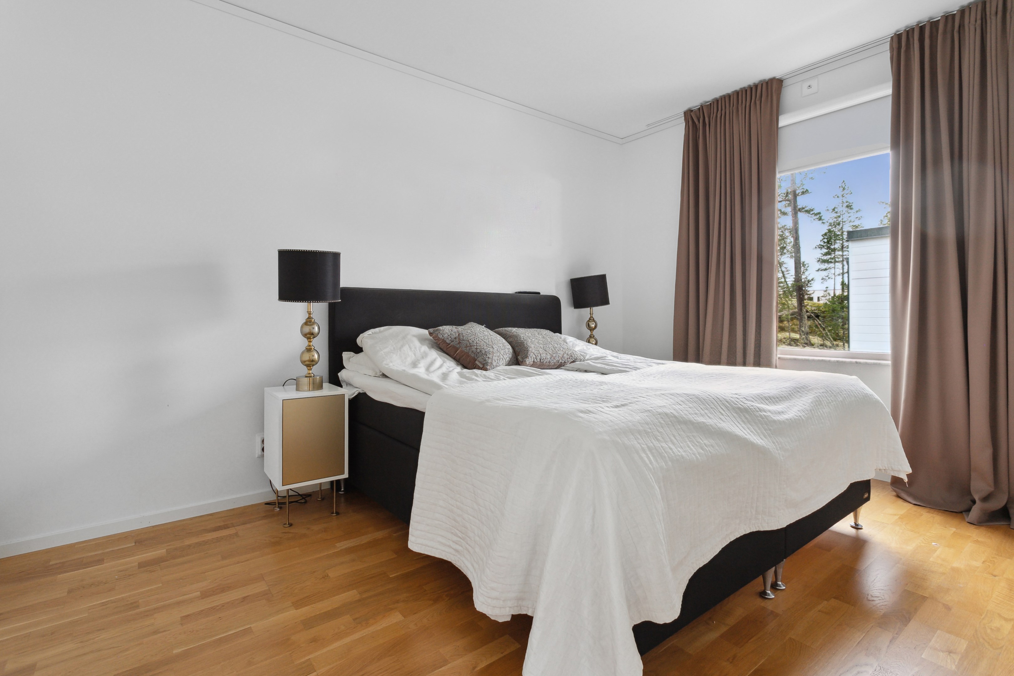 Väl tilltaget och ljust master bedroom övre plan