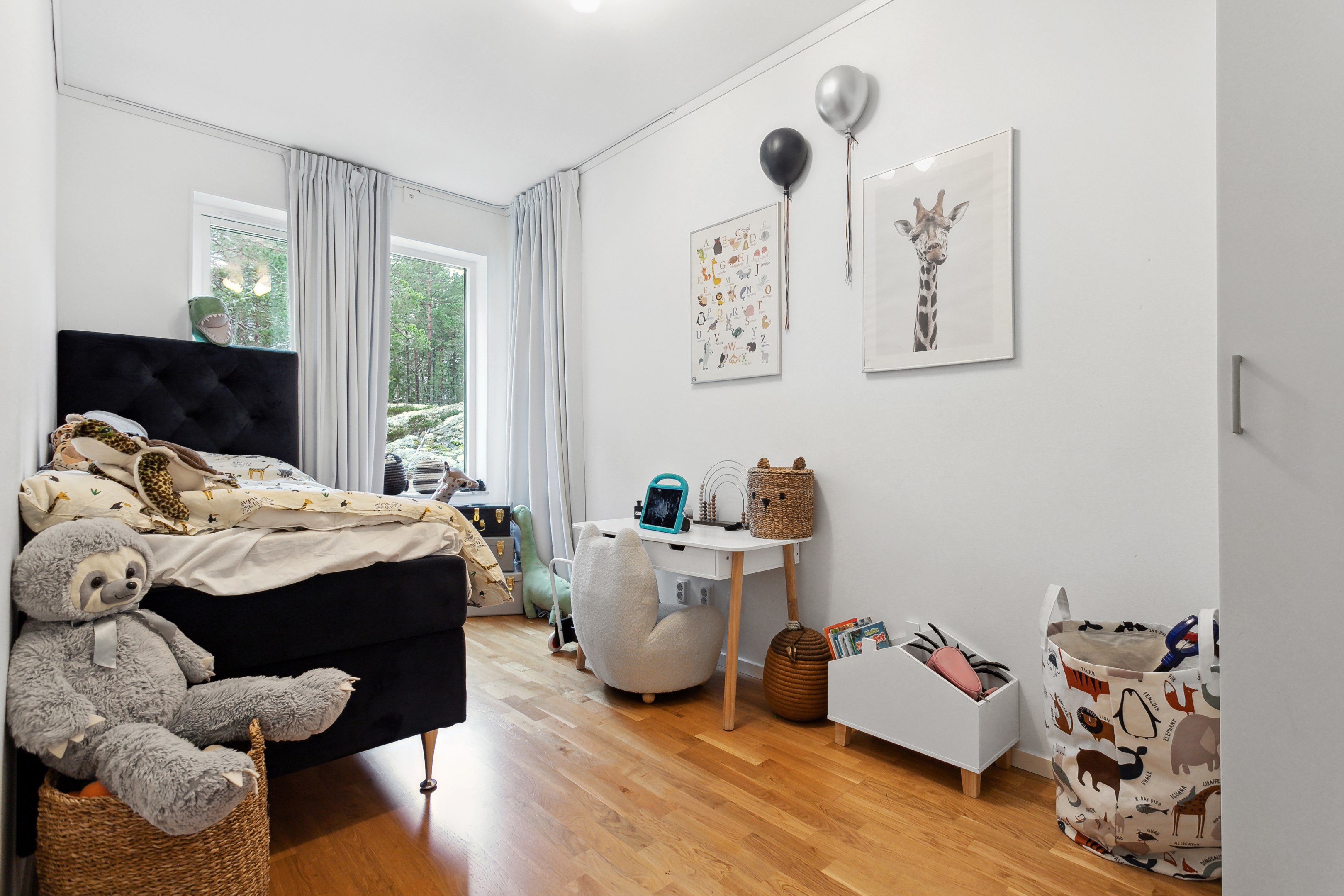 Stort sovrum 2 övre plan med fönster i två väderstreck