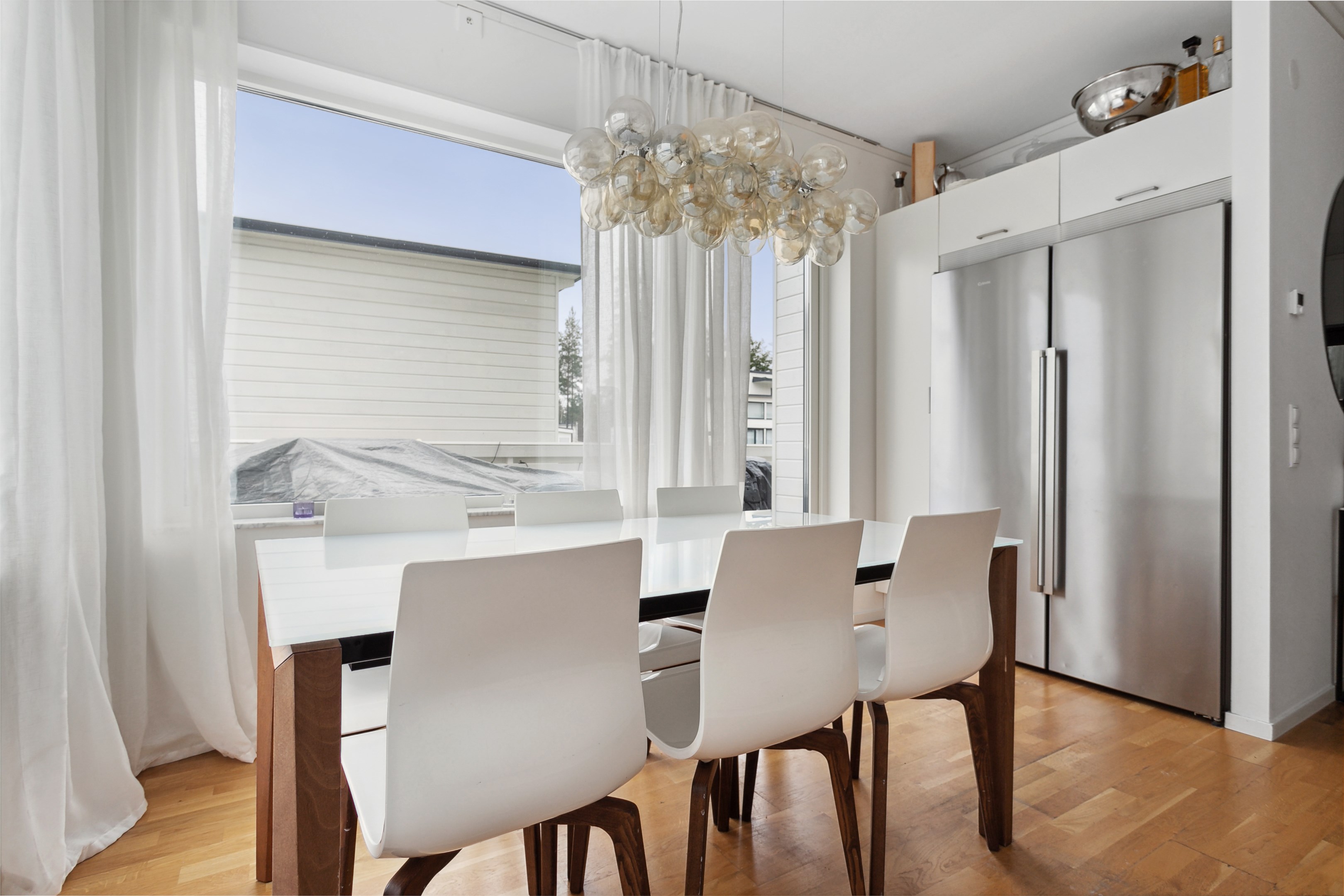 ... med utgång till en trivsam stenlagd uteplats