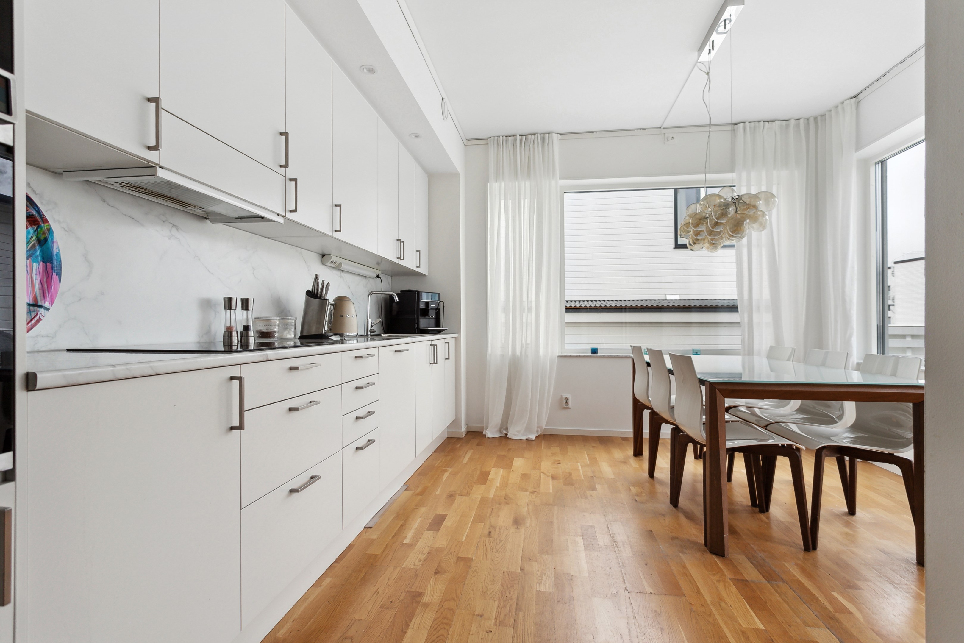 Ljust och välutrustat kök med fint ljusinsläpp