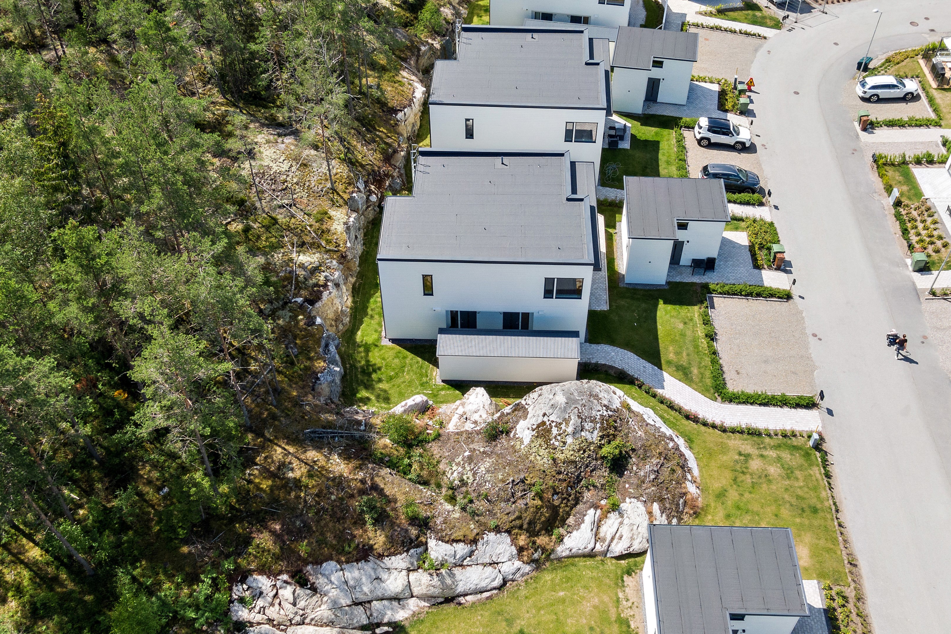 Förråd och p-plats i direkt anslutning till bostaden