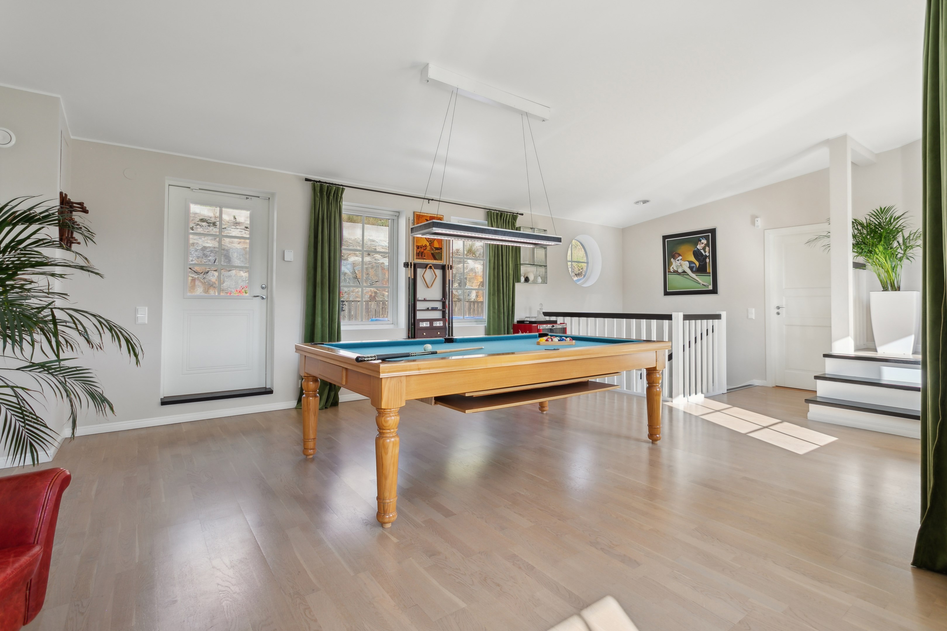 Stort allrum på övre plan med massor av olika möbleringsmöjligheter