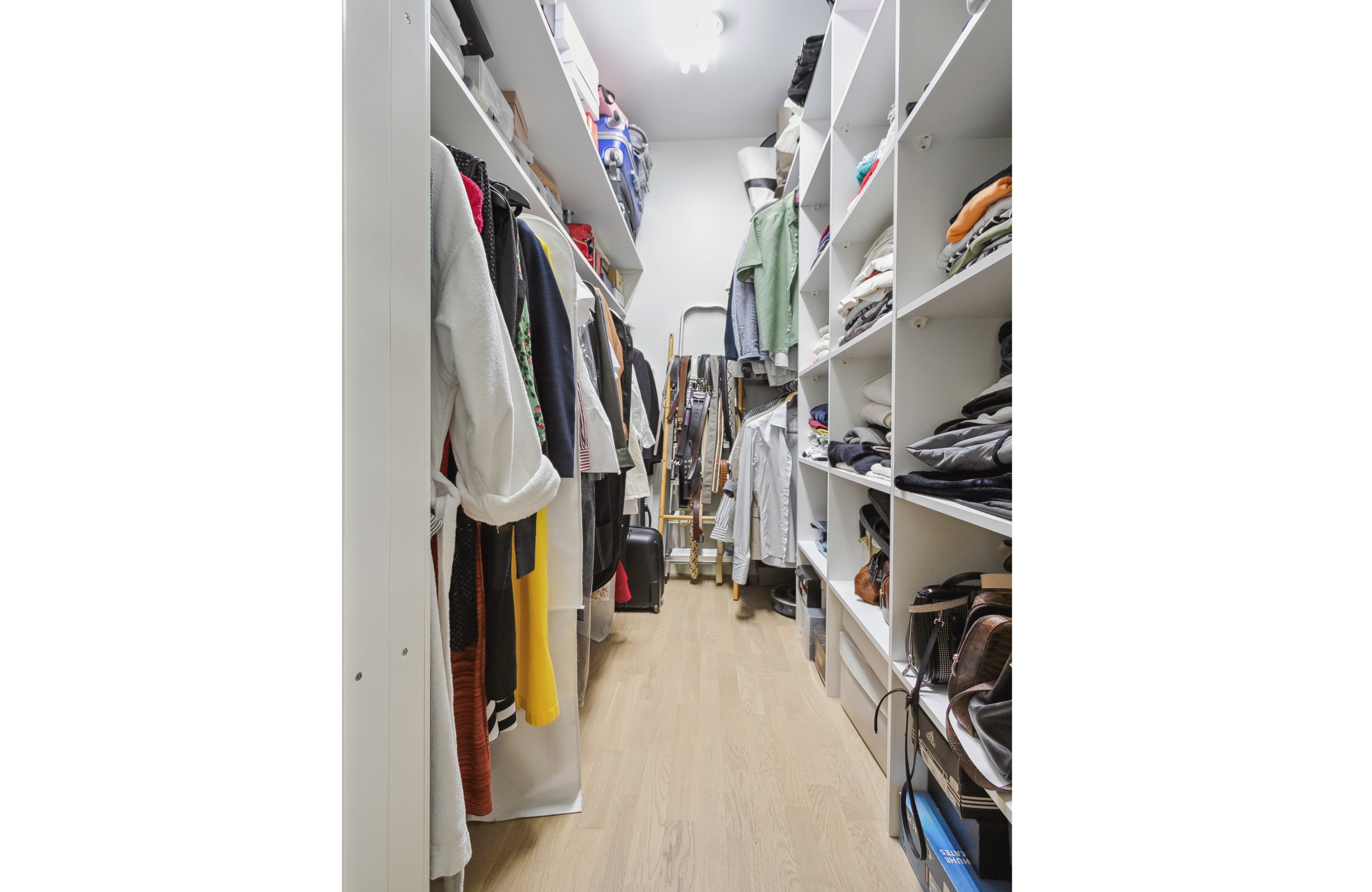 Klädkammaren sväljer massor av kläder, skor och väskor