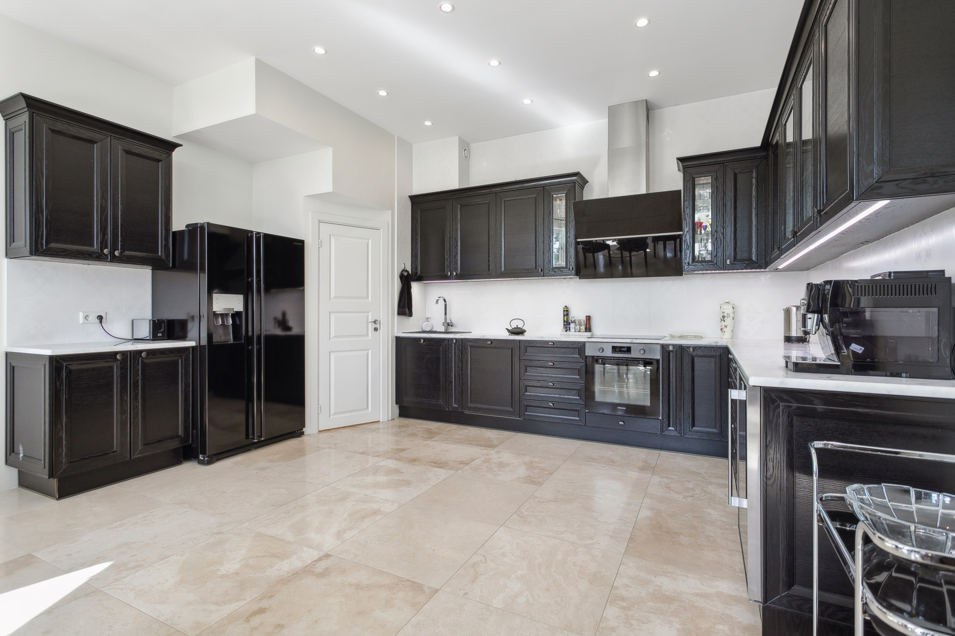 Massor av bra förvaring och ljus