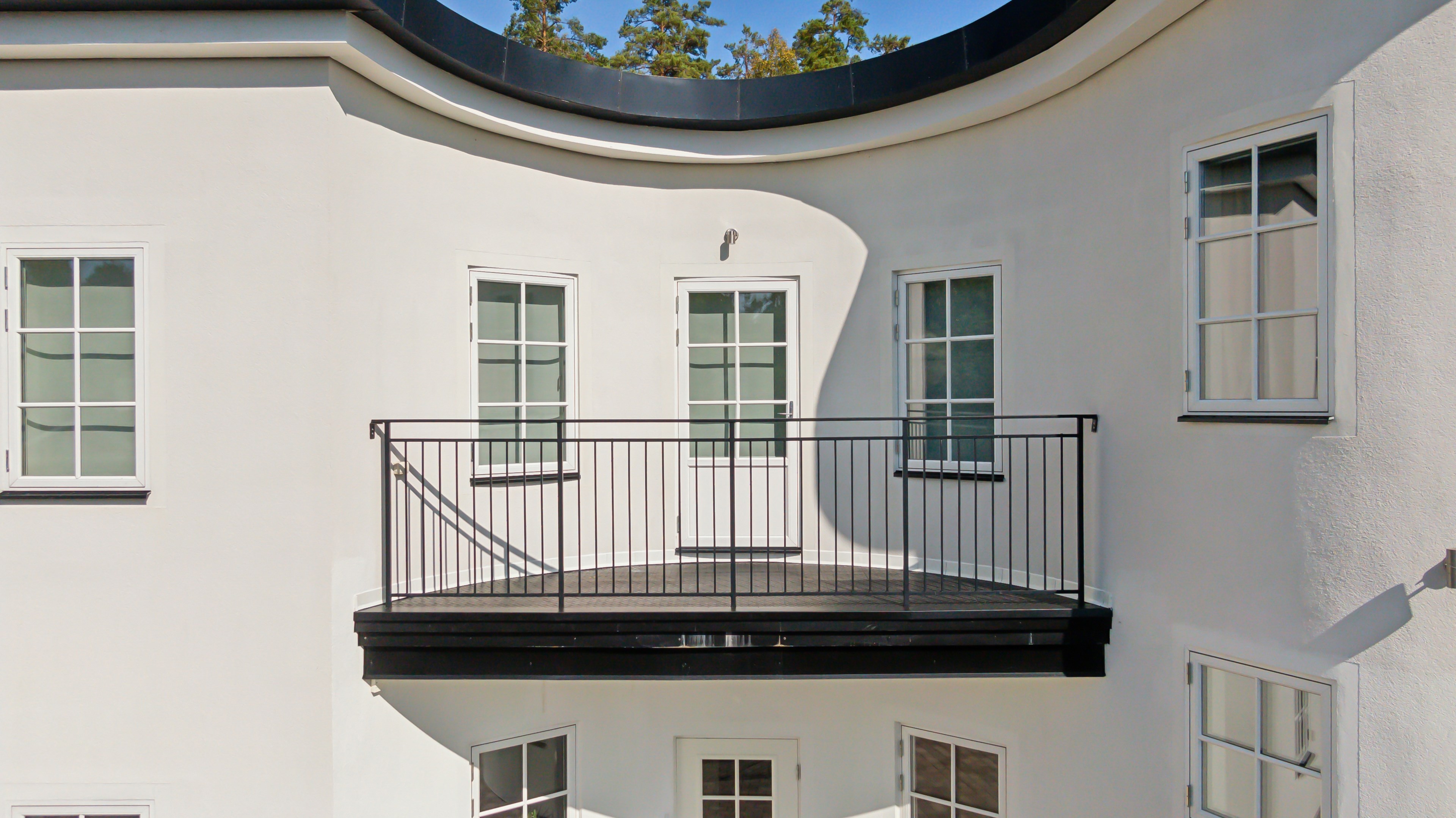 Mysig balkong nås från allrummet