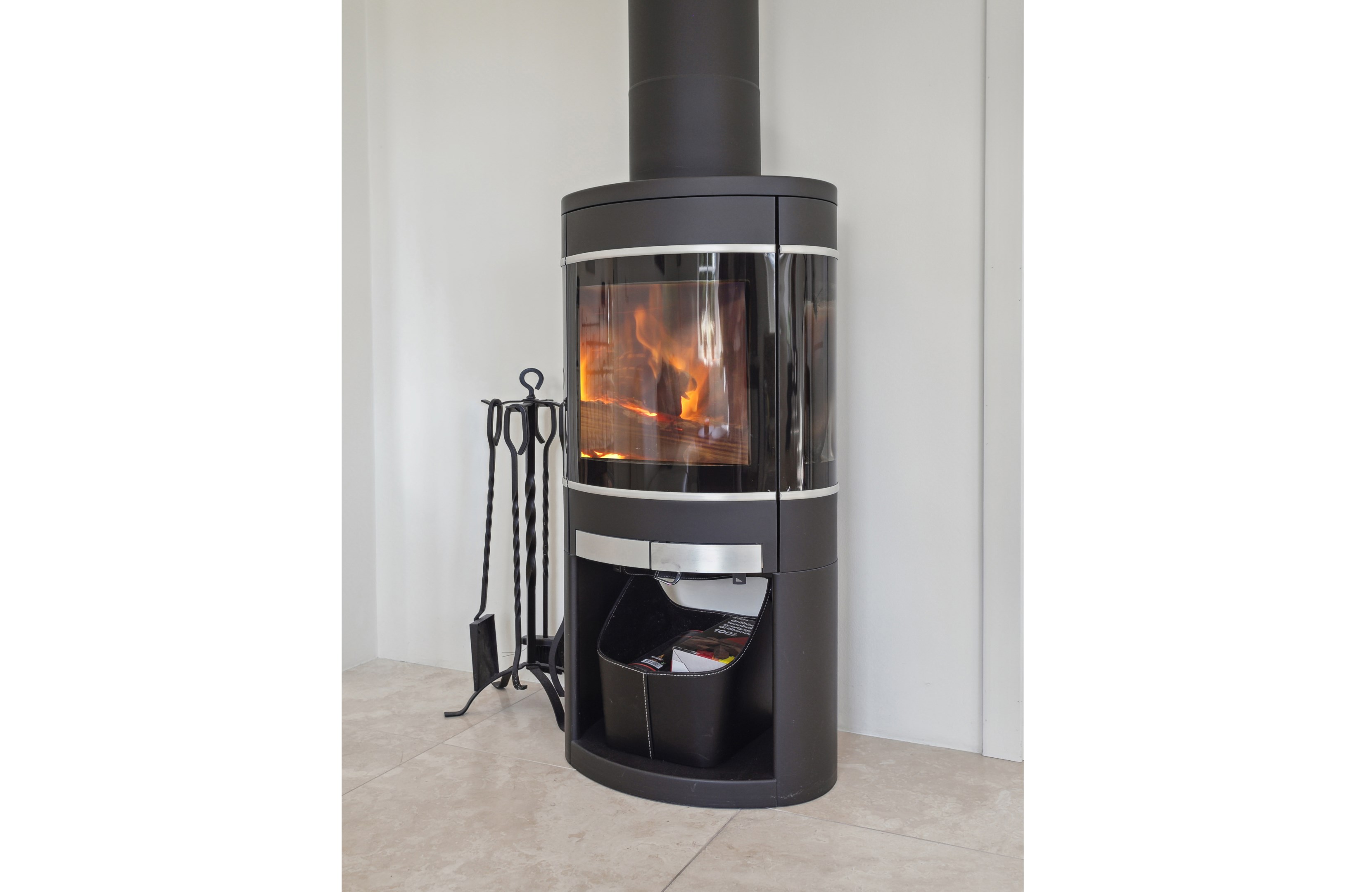 En av villans två braskaminer