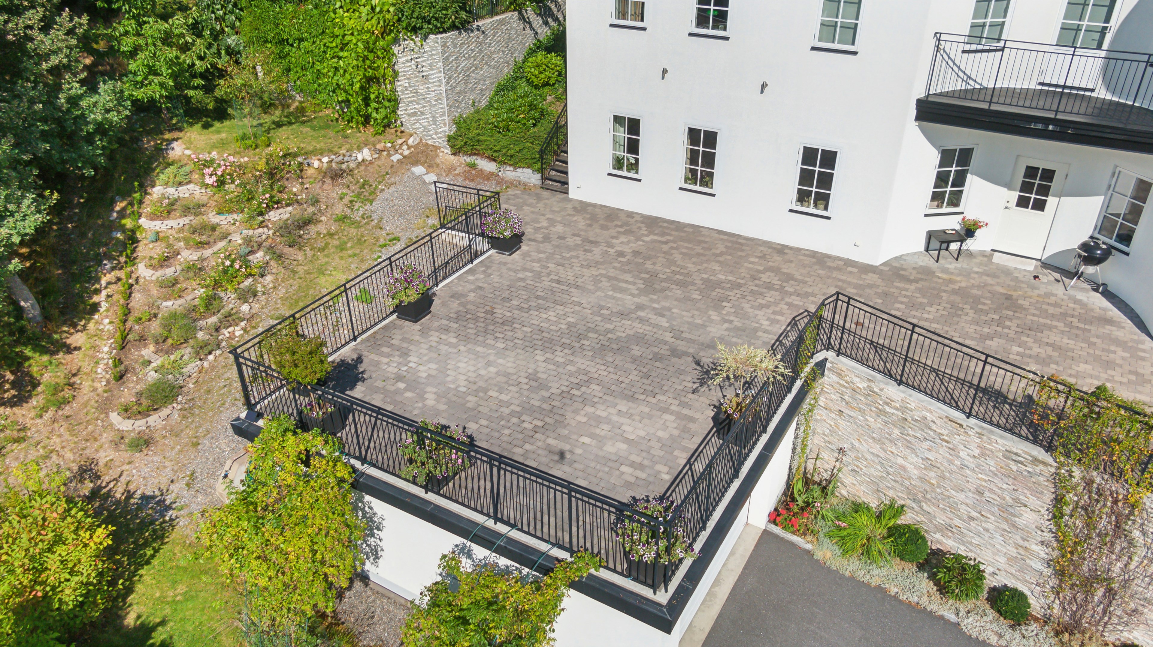 Villans stenlagda uteplats i söderläge