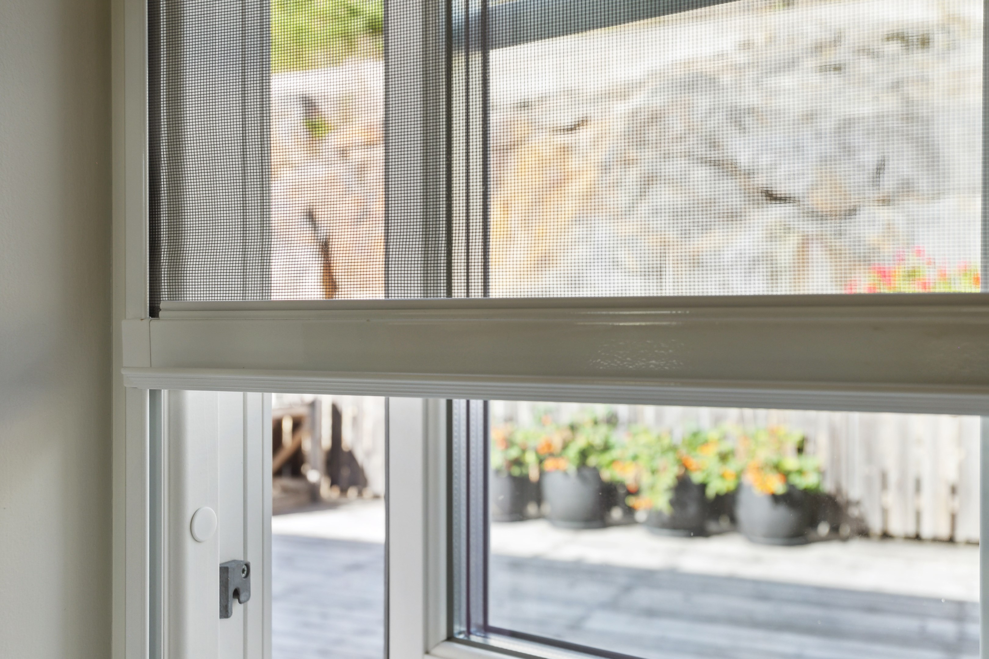 Nerdragbara myggnät på nästan alla fönster i villan