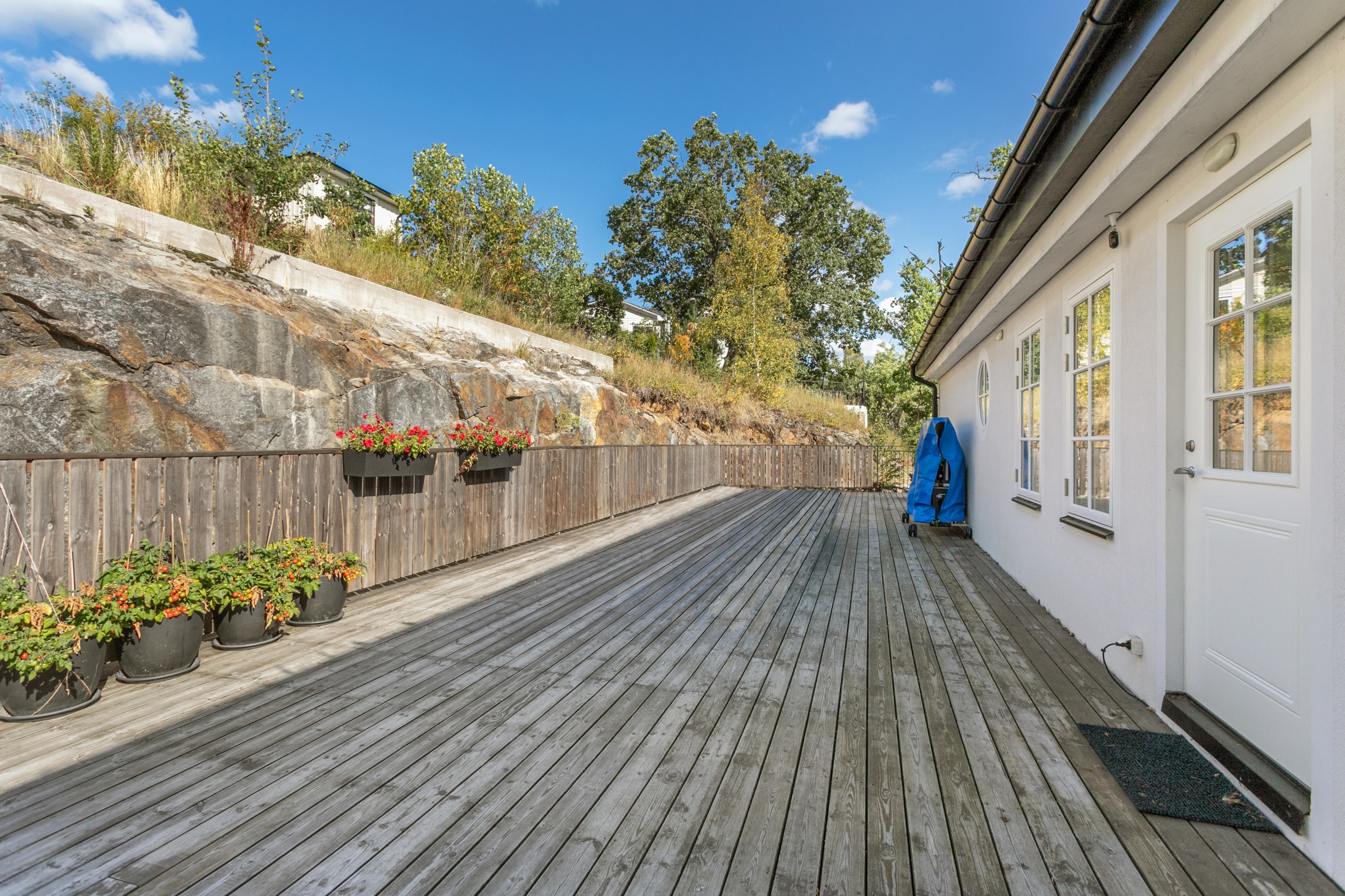 Den stora altanen på 125 m² nås från allrummet